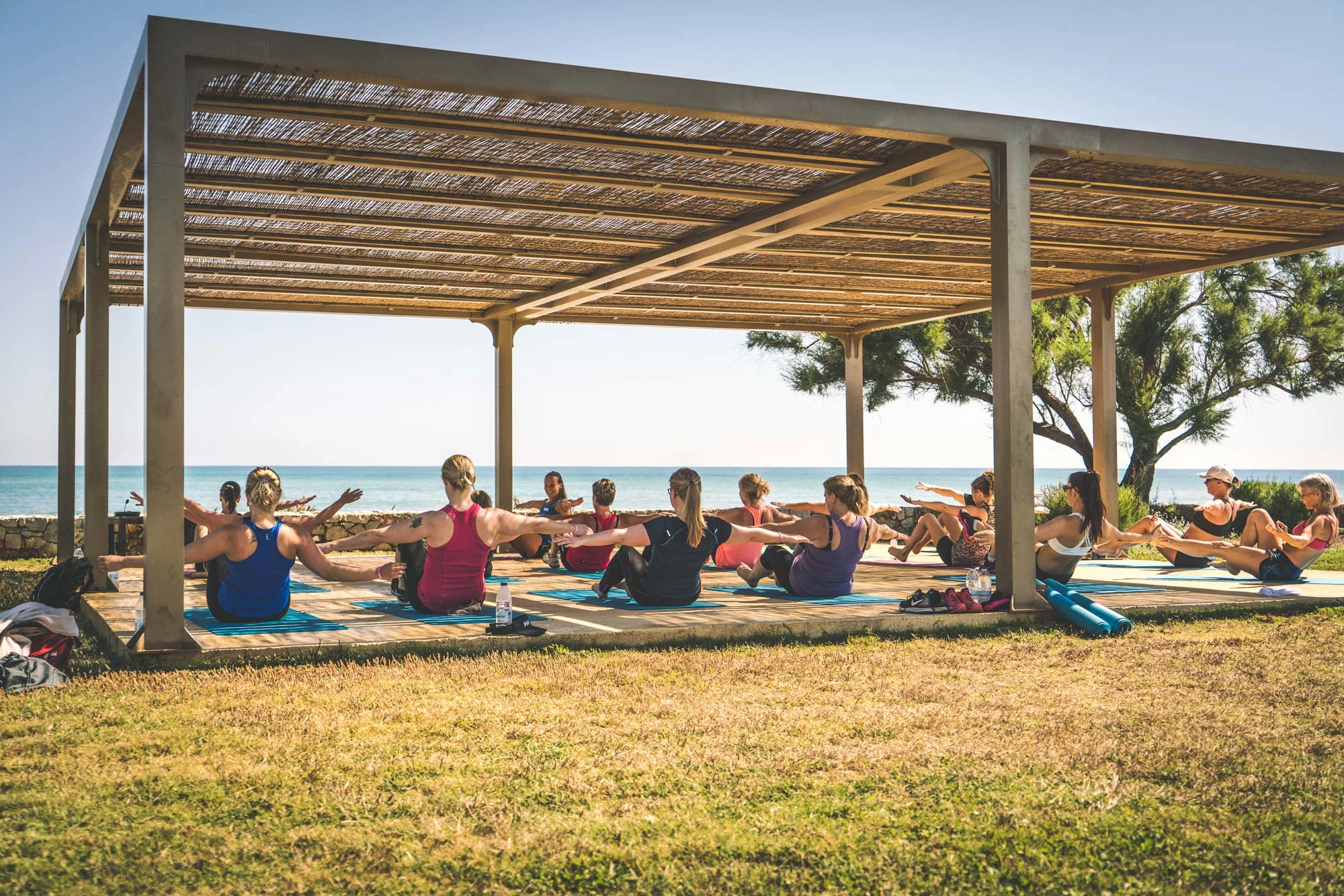 Yogaklass på platform med havsutsikt