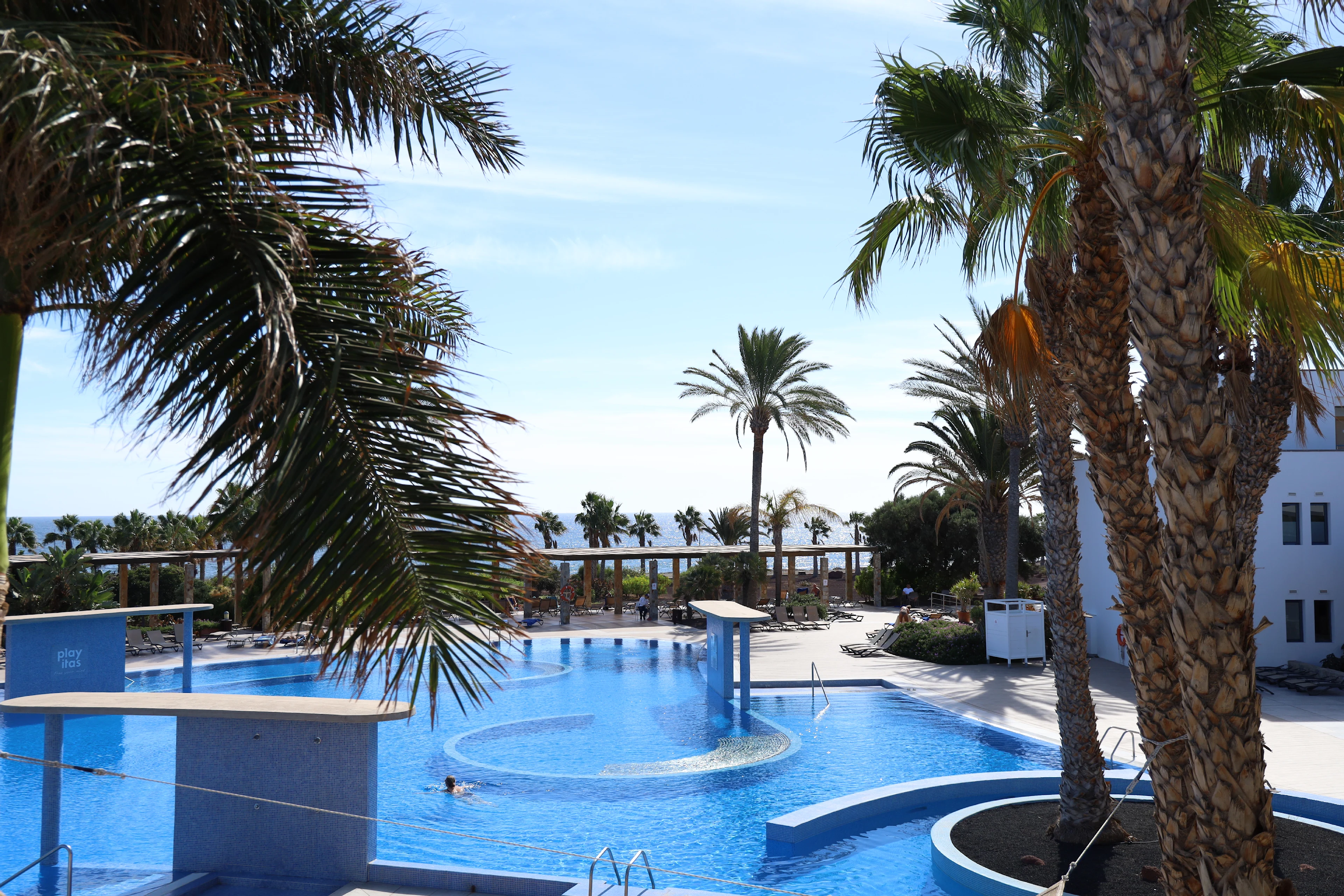 Poolområde på Playitas Resort