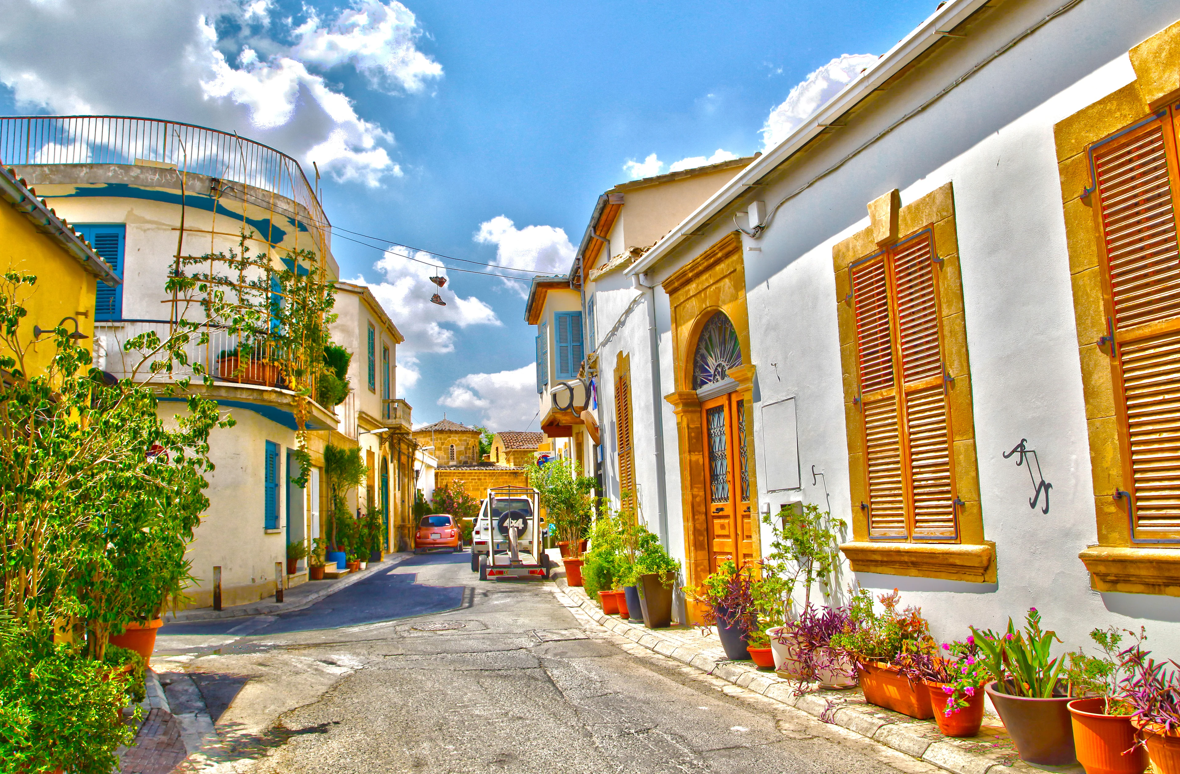 Charmig gata med vackra hus i Nicosia 