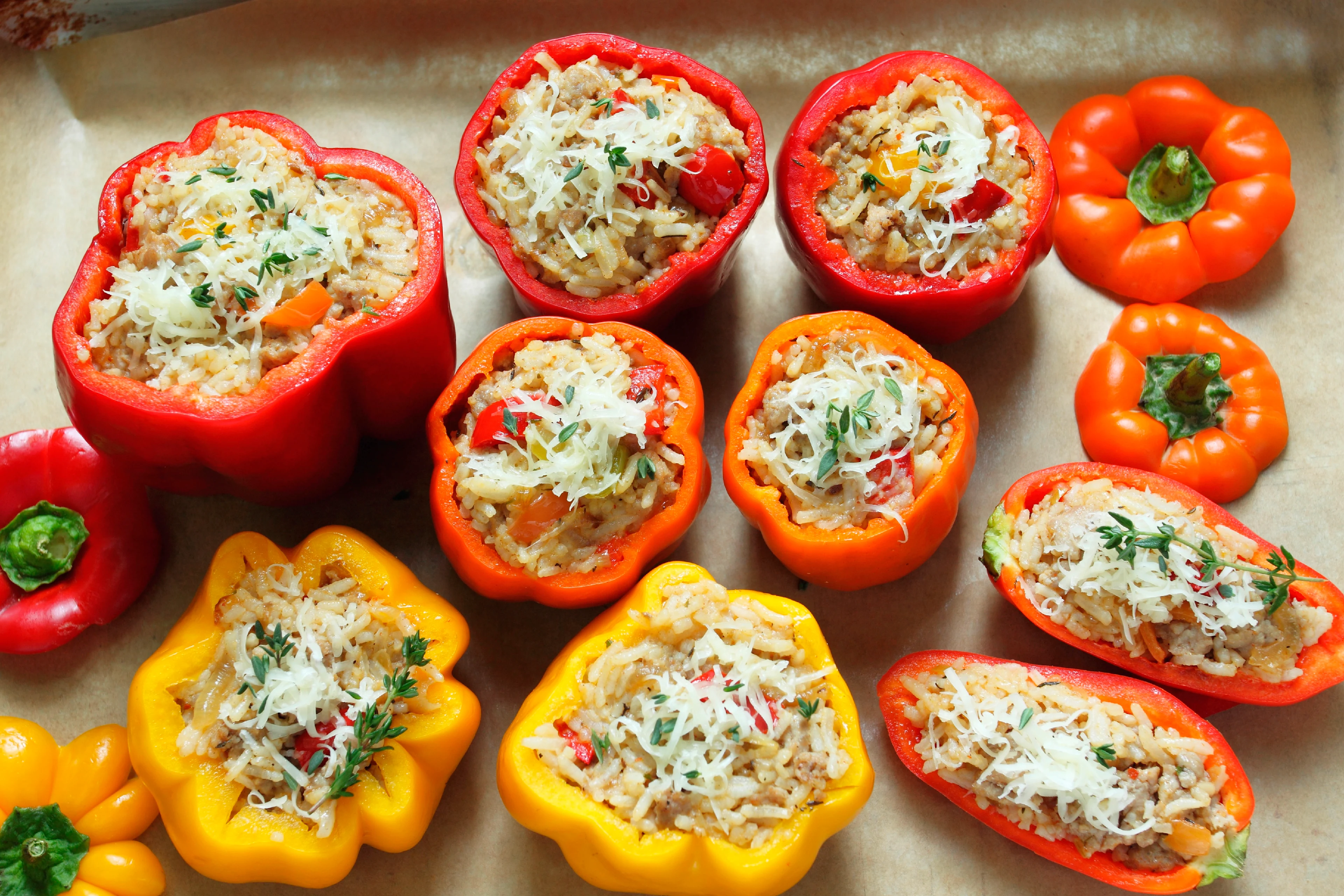 Gevulde hele paprika's met rijstmengsel