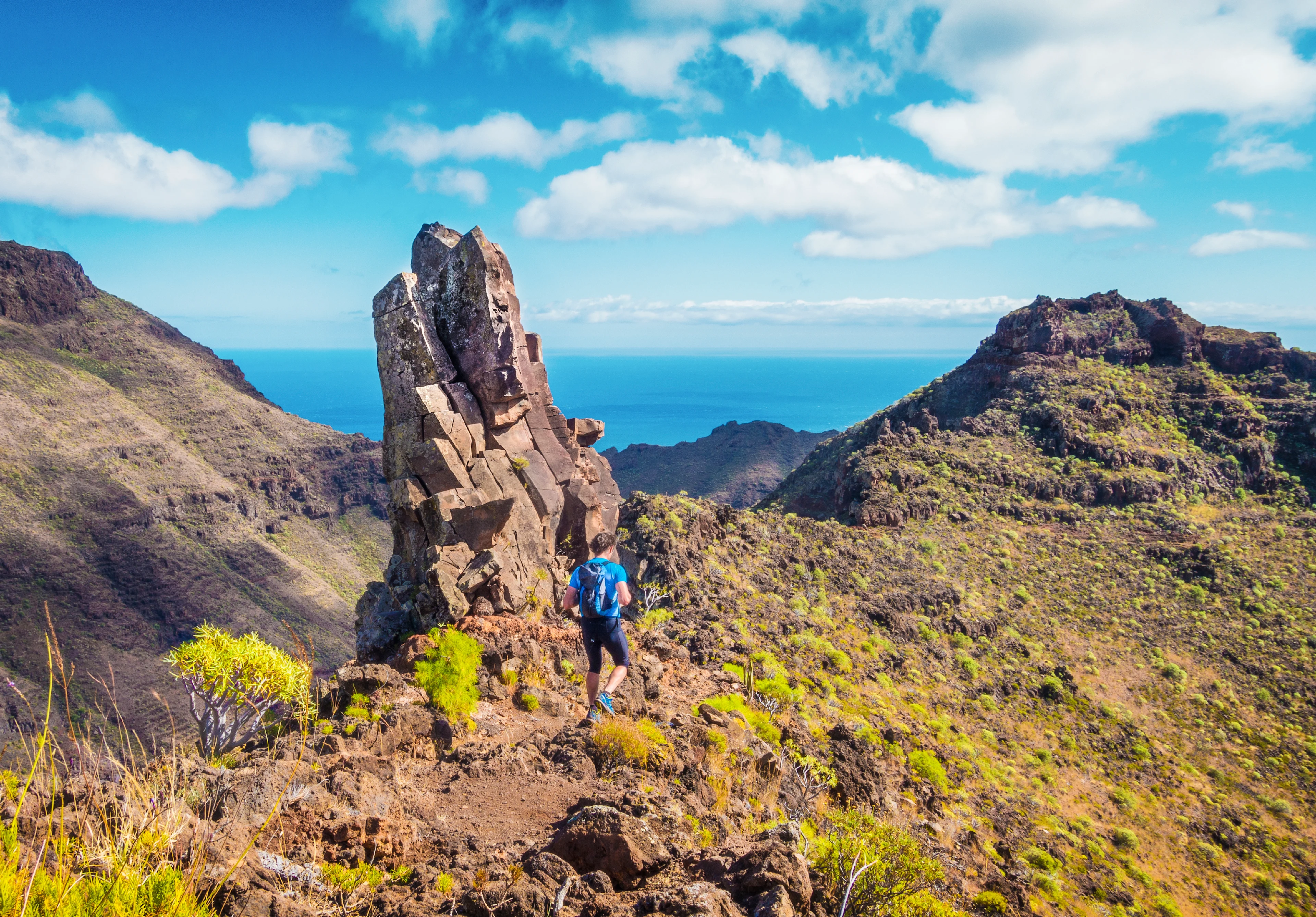 Kvinna som vandrar bland bergen på Teneriffa
