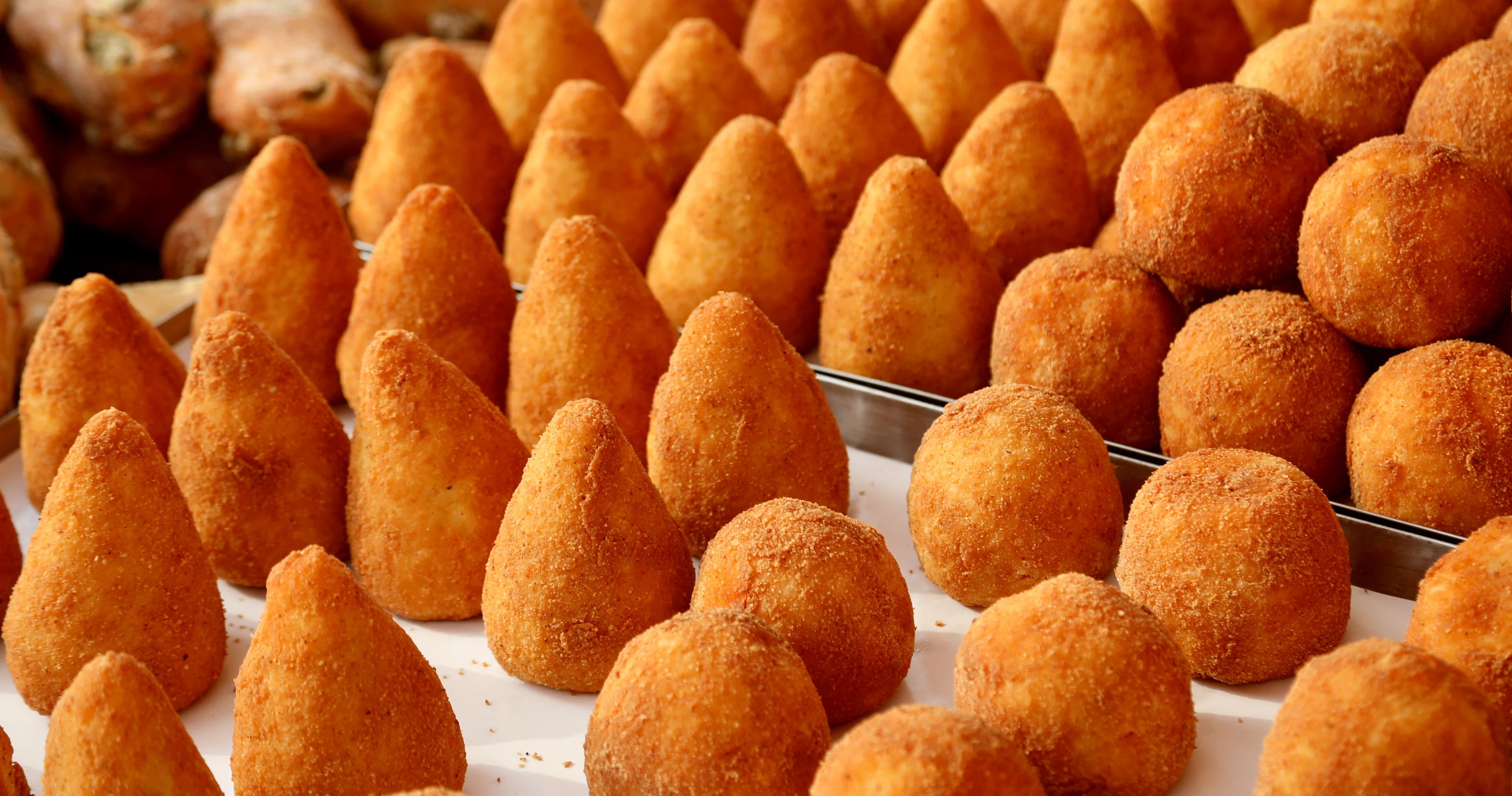 Arancini, riisipalloja tarjottimella