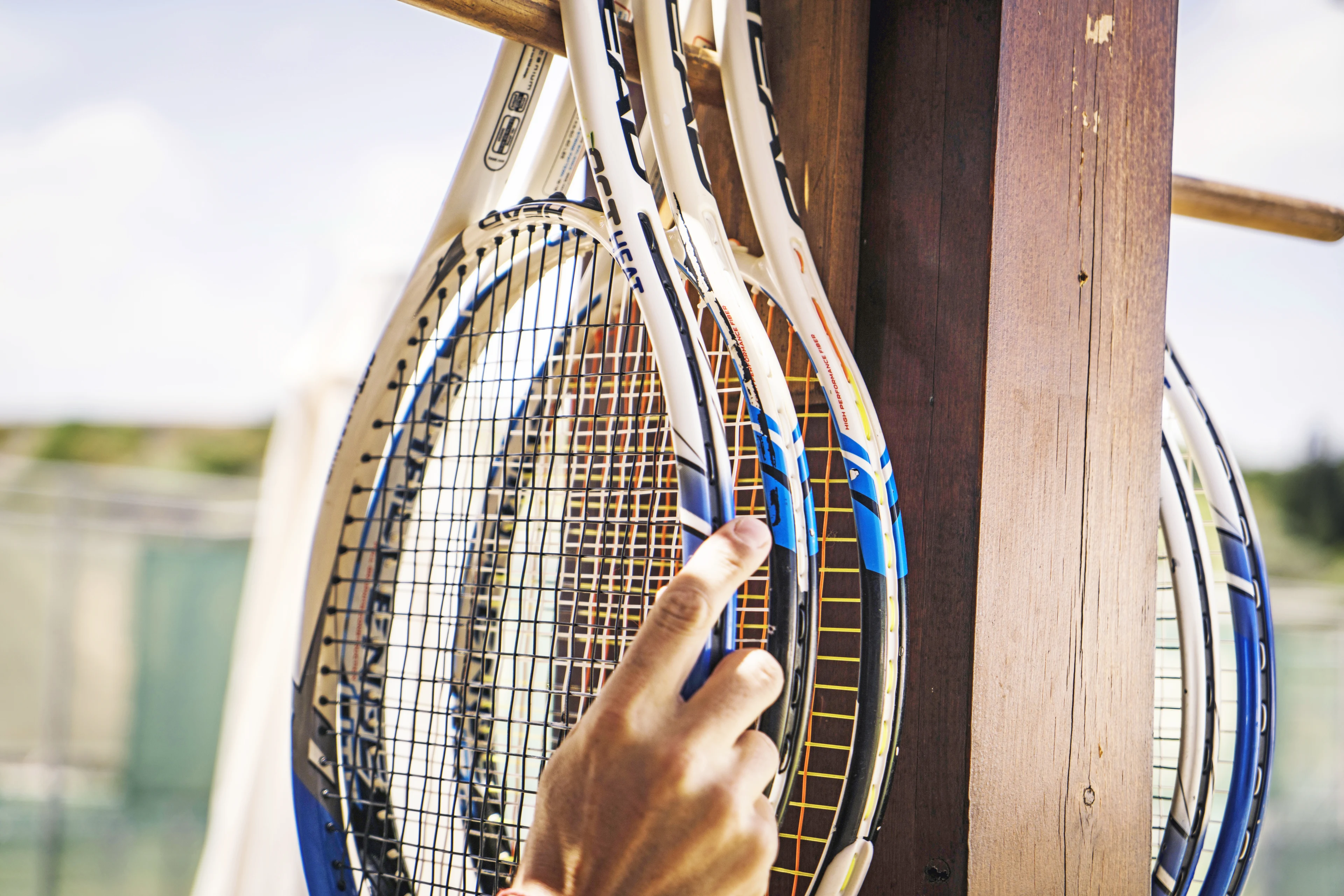 Närbild av tennisrackets på en ställning