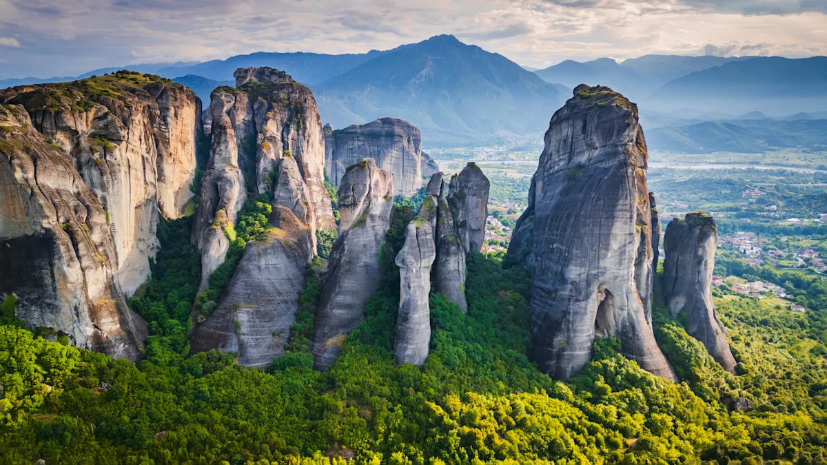 Fantastisk udsigt over dramatiske klipper i Meteora