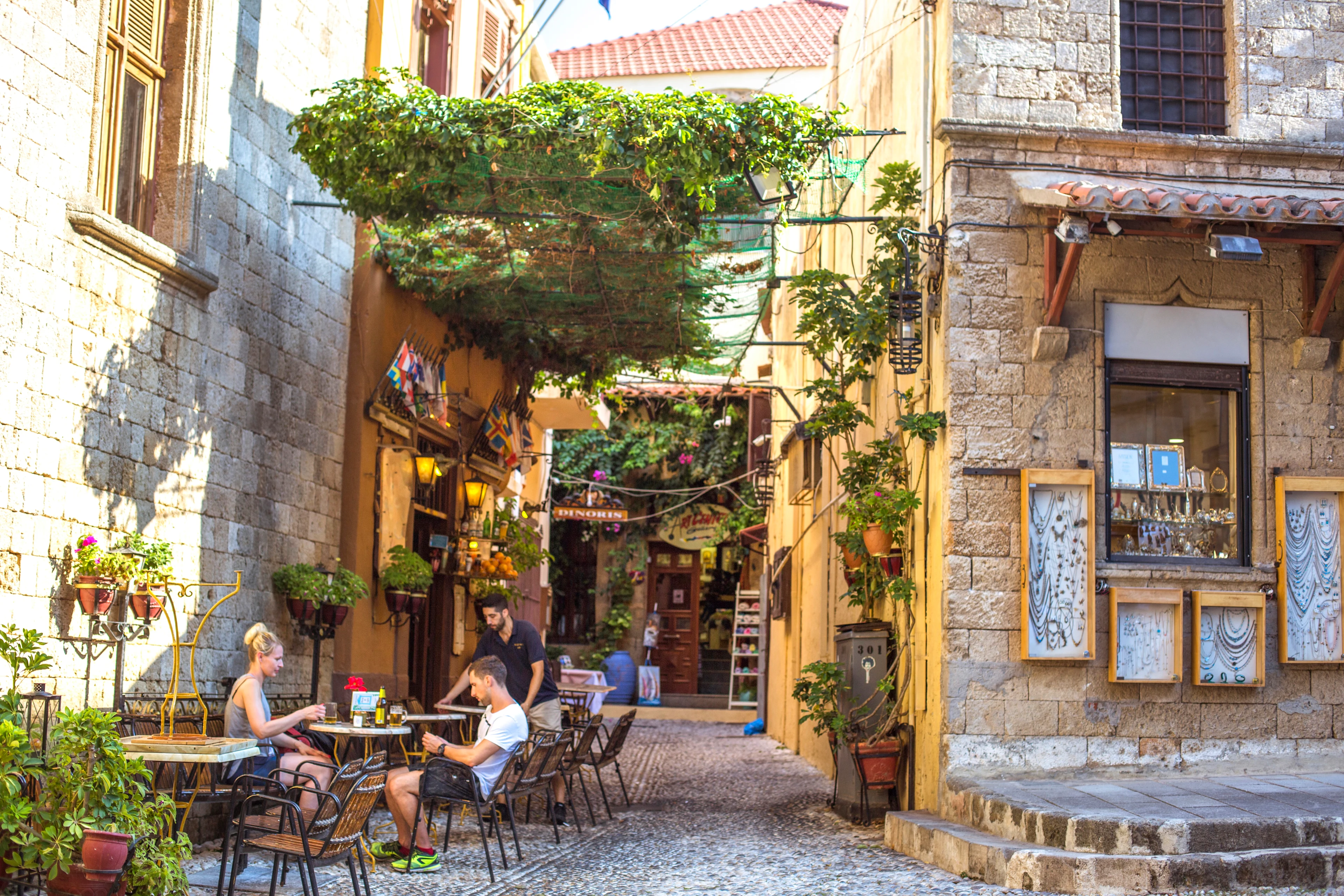 Restaurang på smal gata i Rhodos stad