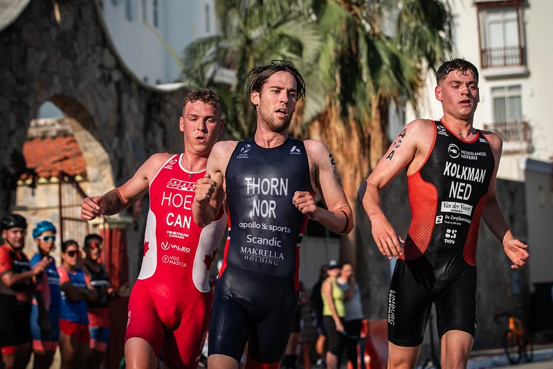 Triatlon løp med palmer
