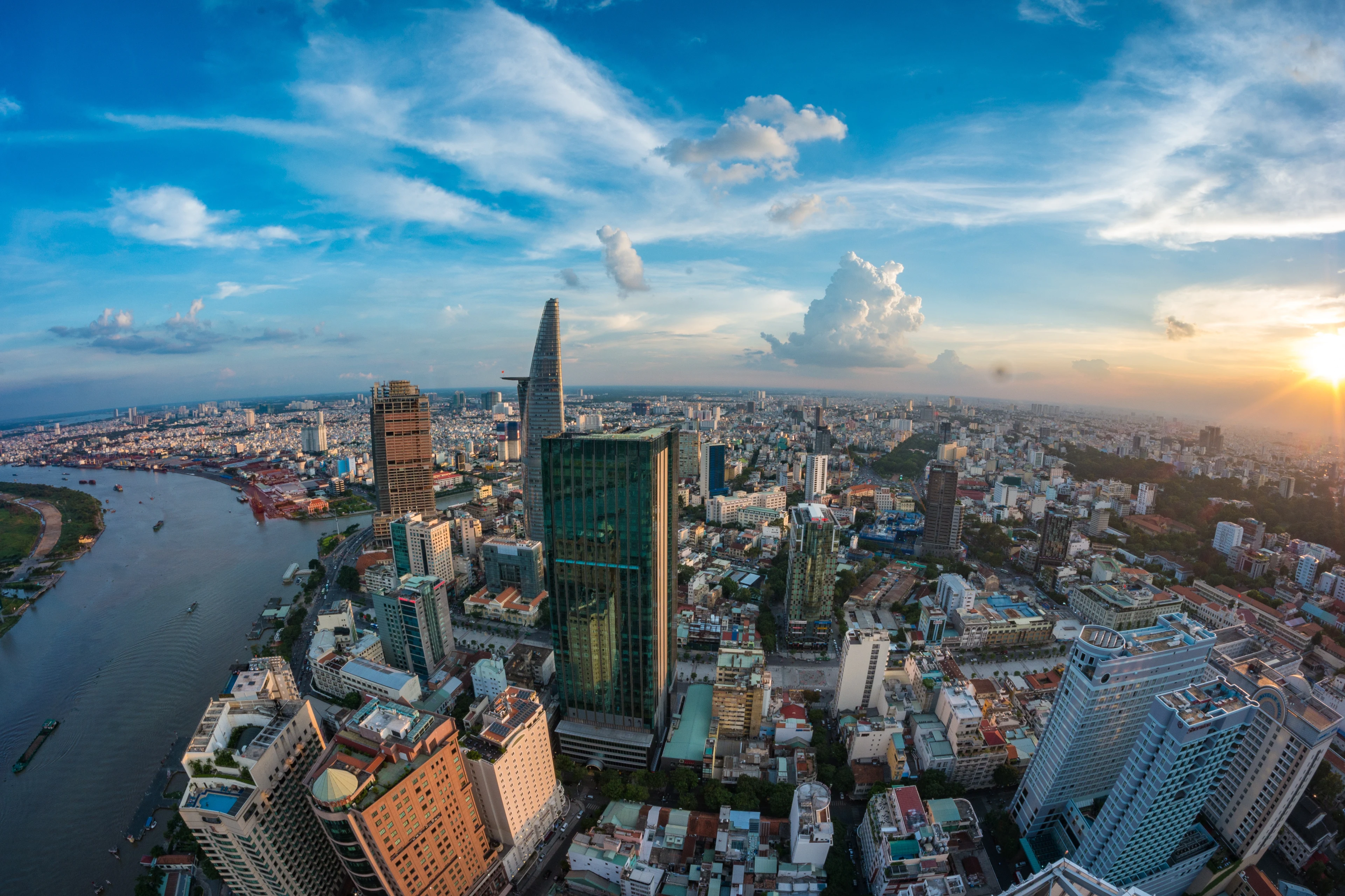 Udsigt over Saigons skyline ved solnedgang