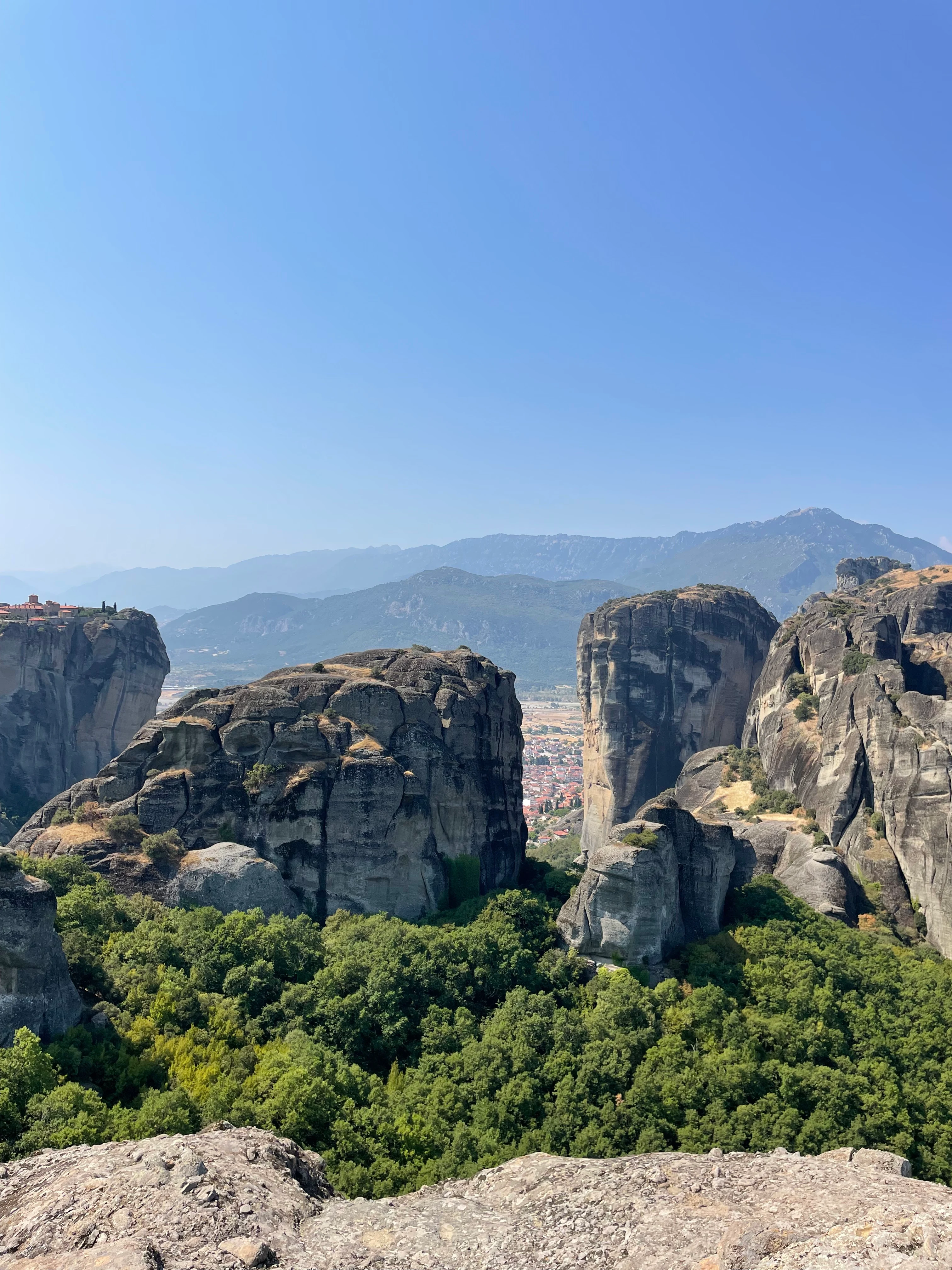 Klippformationer och dalgångar i Meteora, Grekland.
