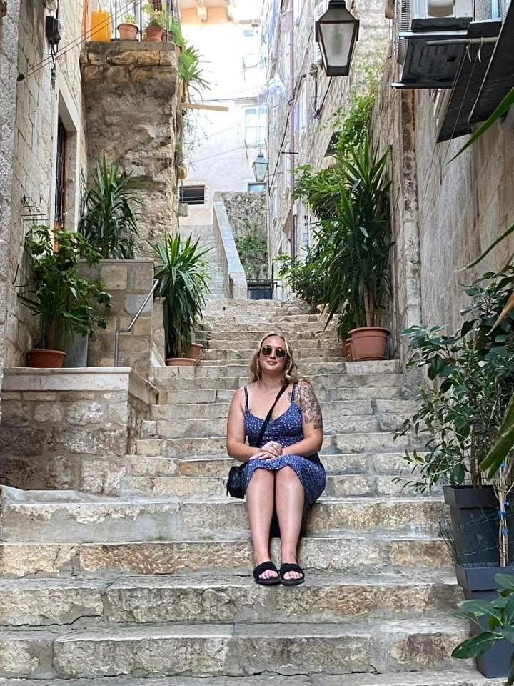 Dubrovnik Kroatien, 2025, Claudia Kerttu i en trappa