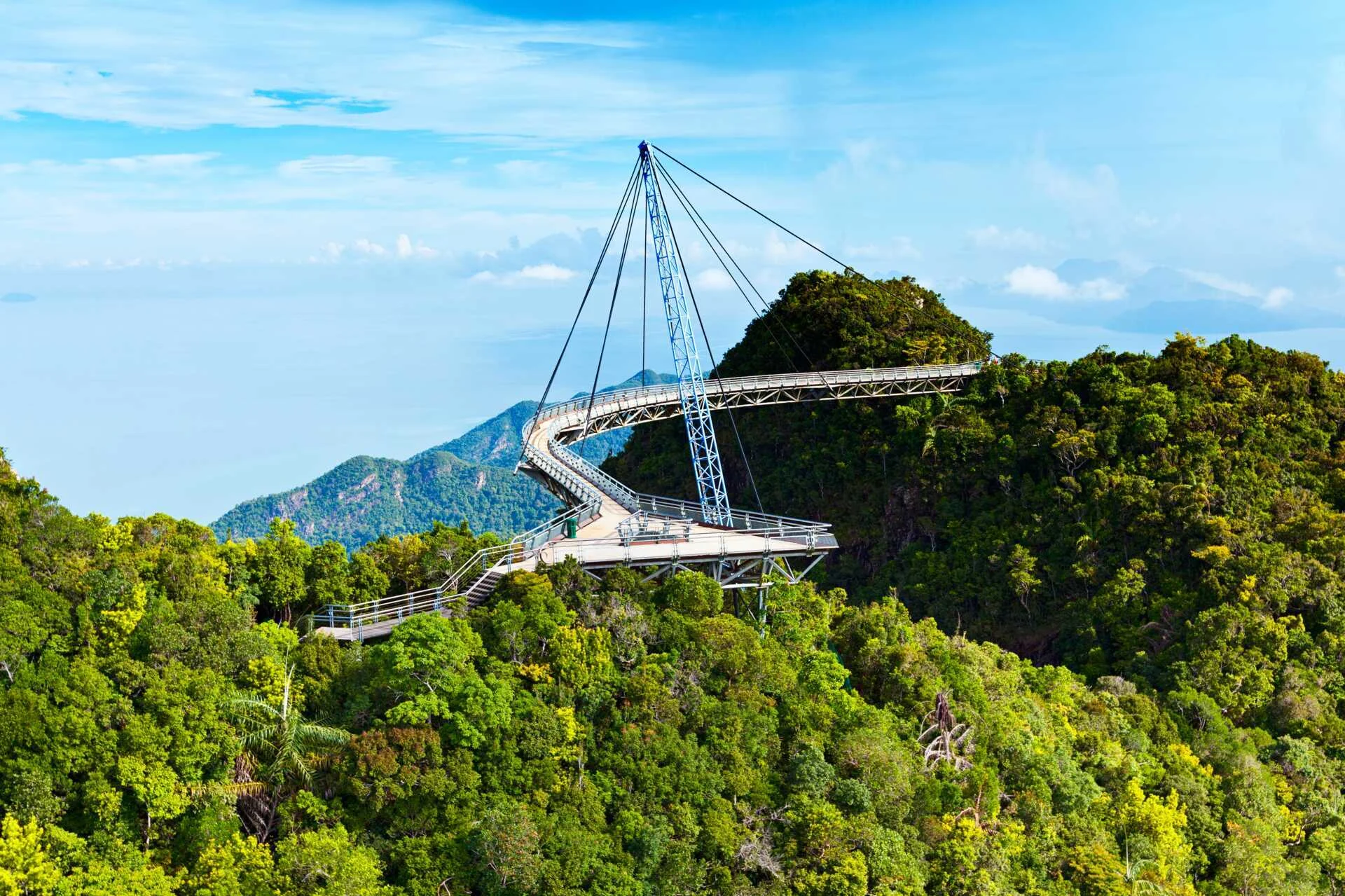 Utsiktsplattform över grönskande bergslandskap på Langkawi, Malaysia.