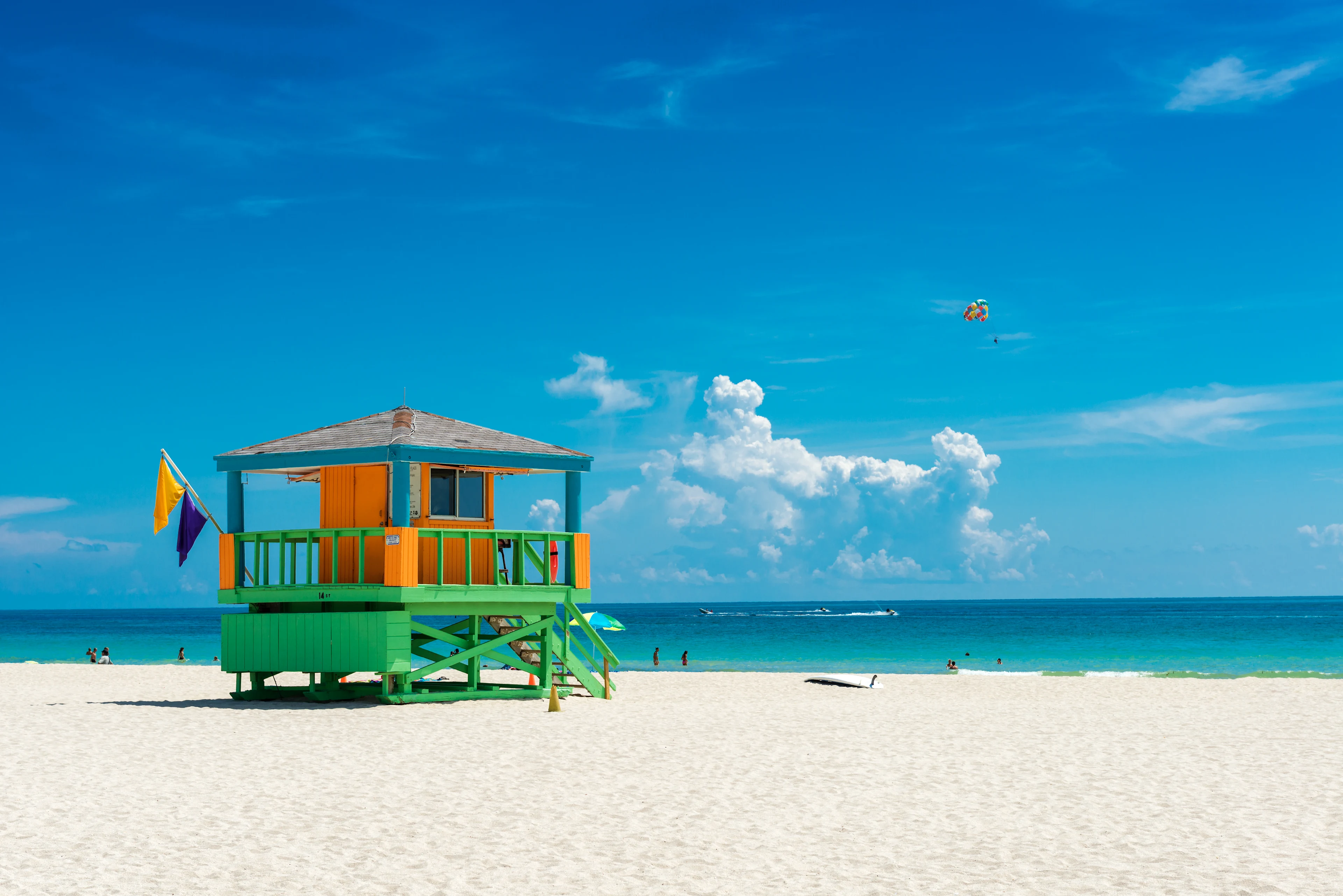 Värikäs uimavalvontatorni valkoisella hiekkarannalla South Beachillä, Miami Beachillä.