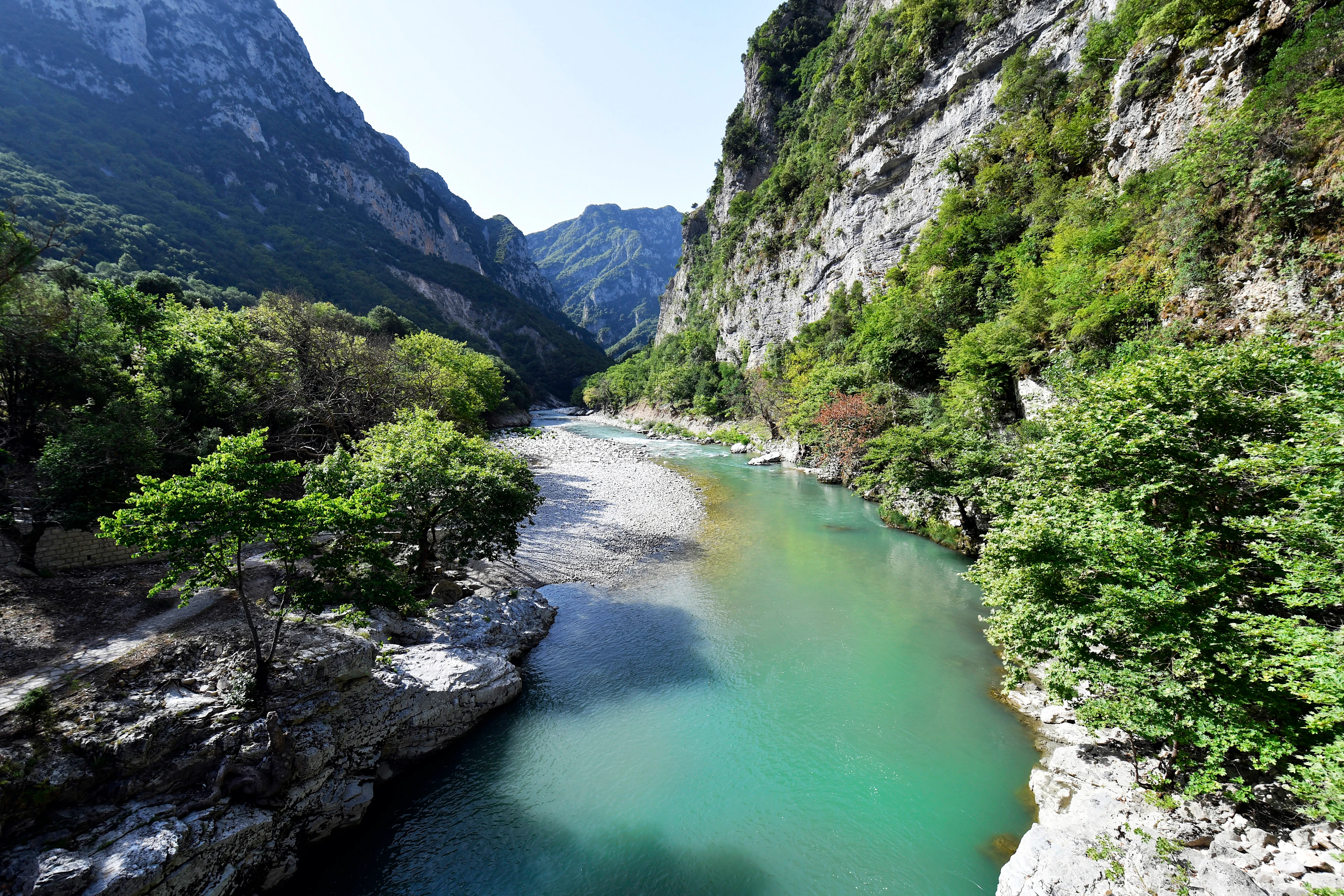 Een rivier tussen de bergen in Tzoumerka