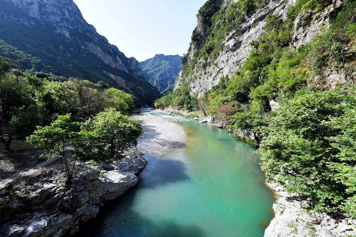En flod mellem bjergene i Tzoumerka
