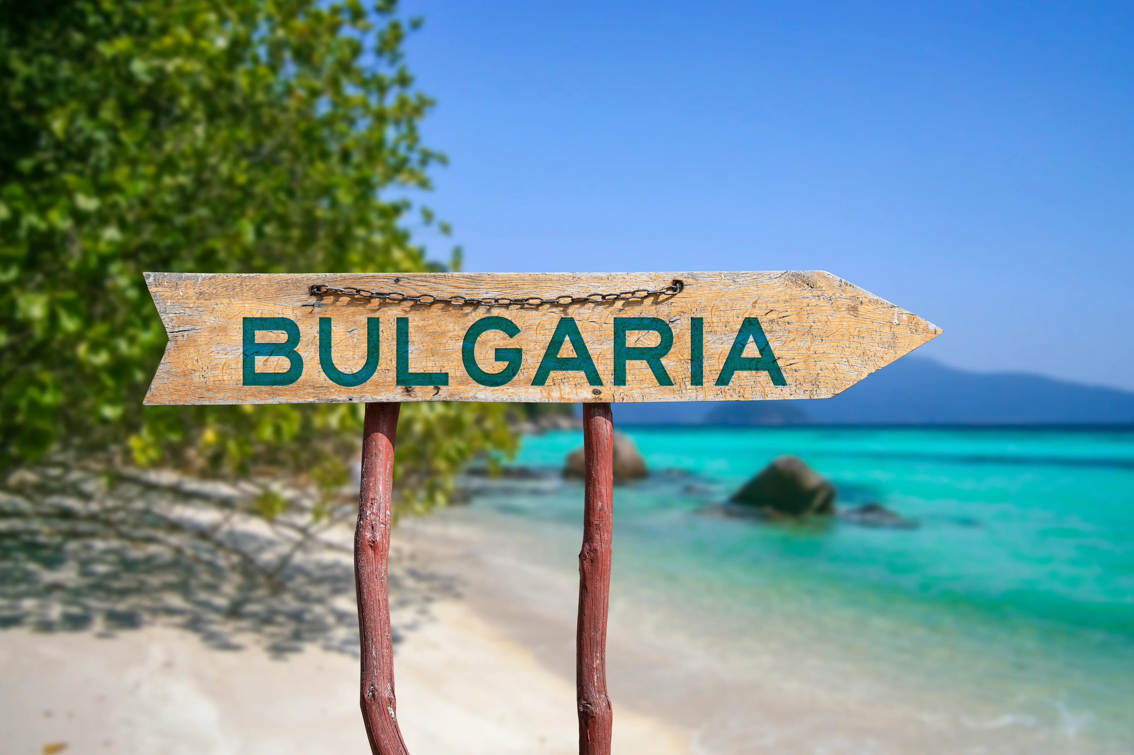 Et treskilt med teksten «Bulgaria» foran havet