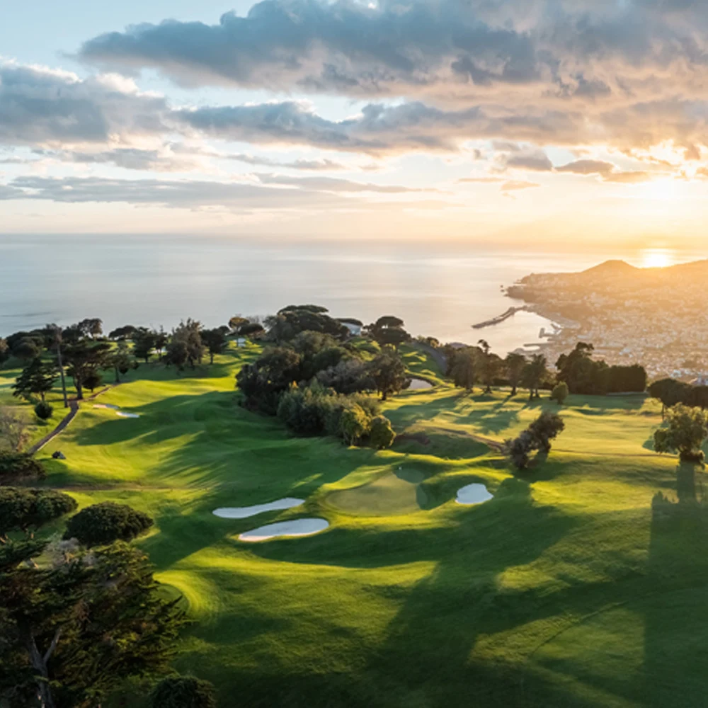 Bilde av golfbane i solnedgang