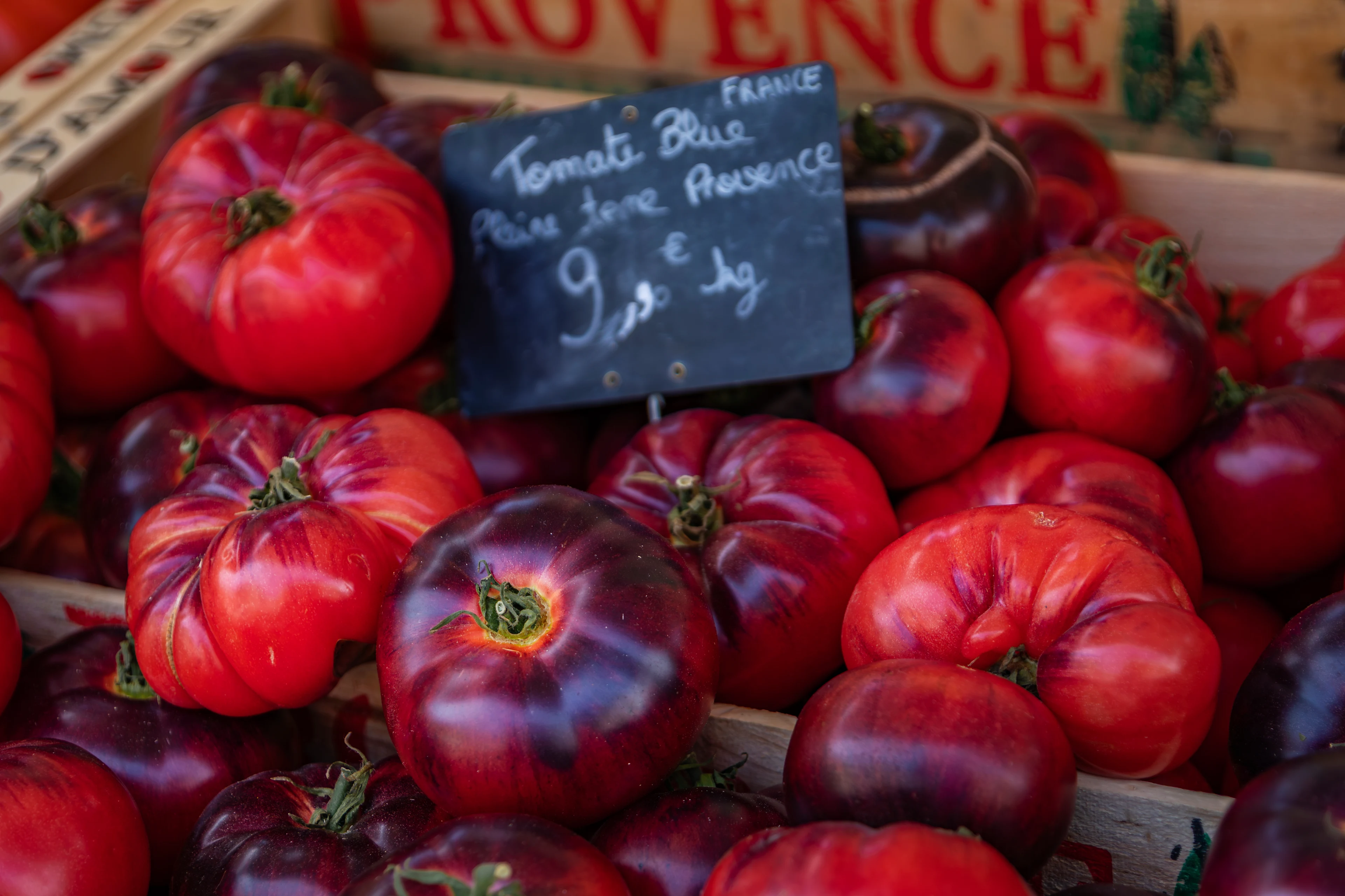 Färska tomater till försäljning på marknaden Cours Saleya i Nice, en av Franska rivierans mest välkända mat- och blomstermarknader.