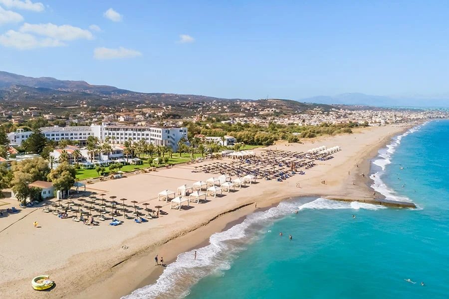 Strand aan de kust van Kreta-Rethymnon