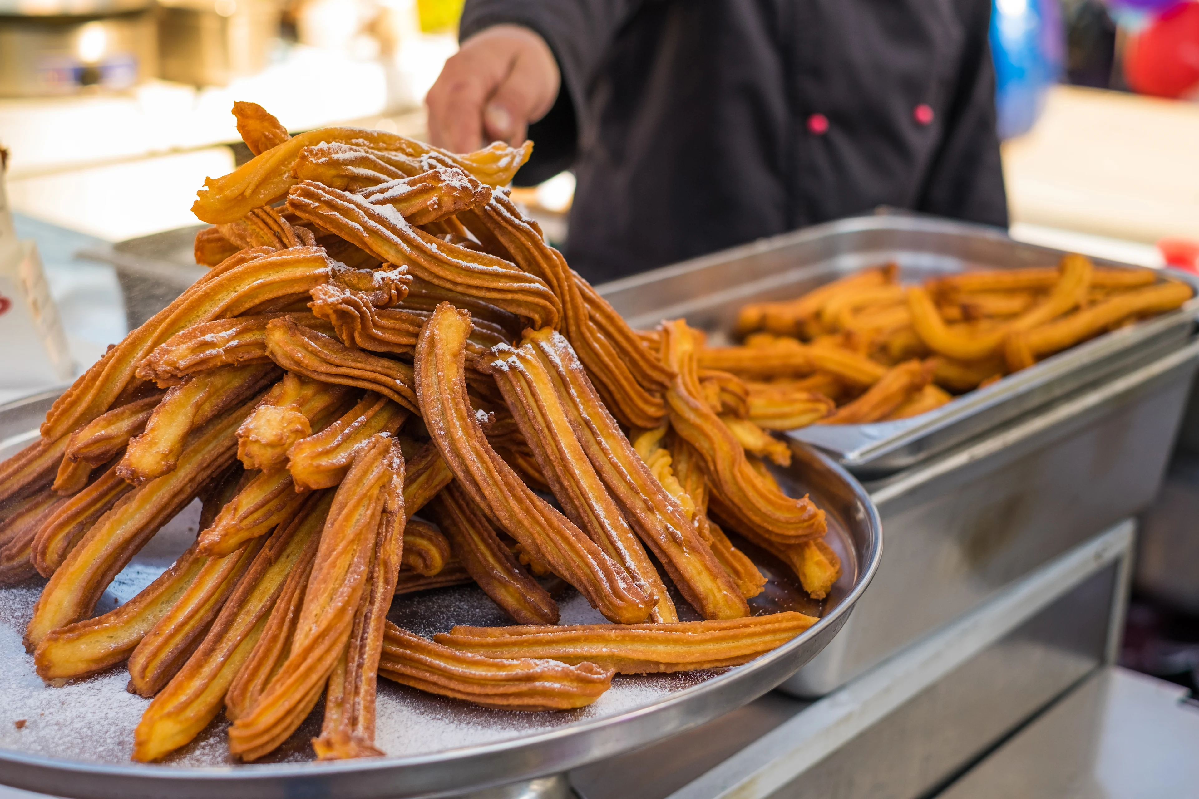 Nybakade churros med socker på en marknad i Mexiko