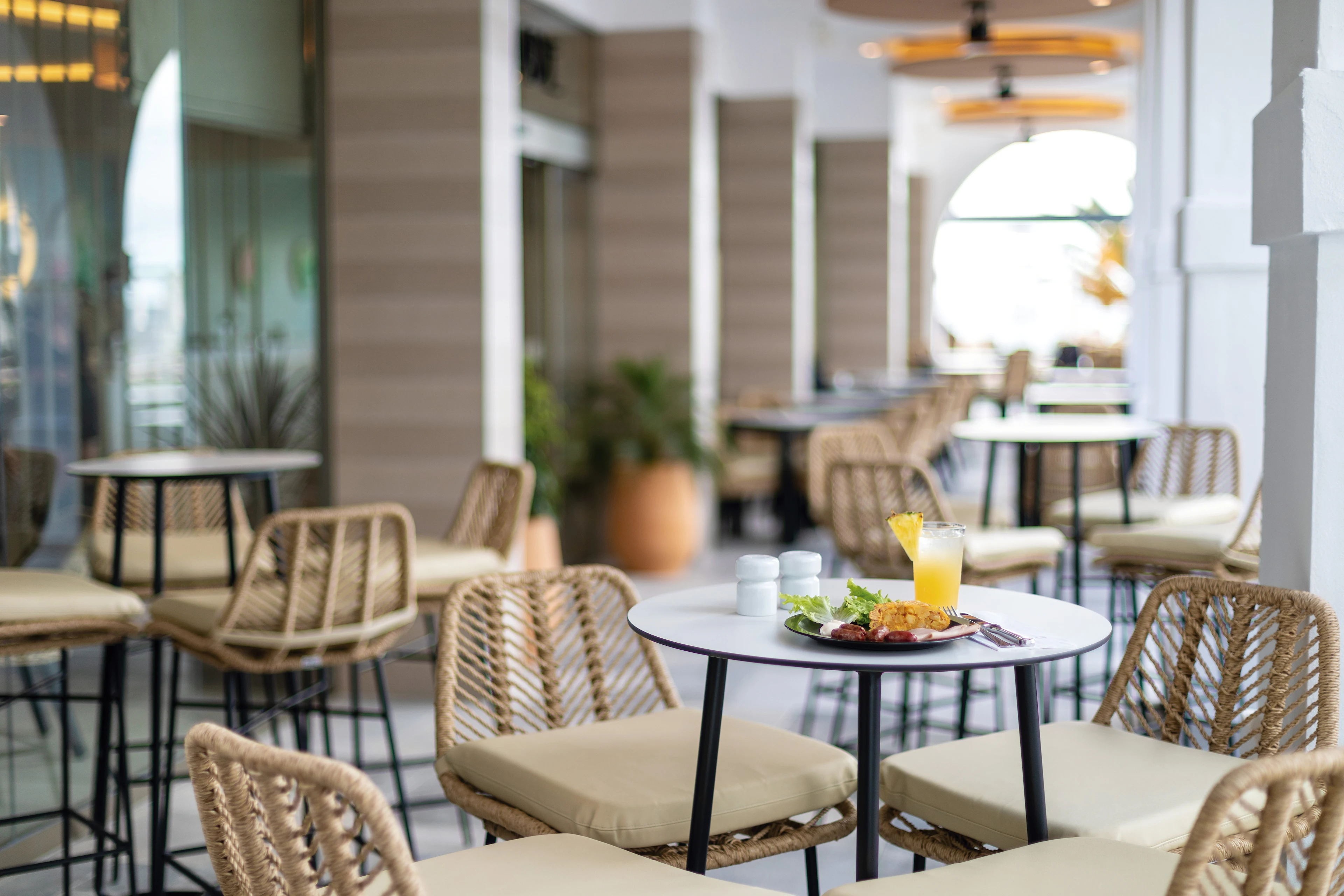 Bord med uppdukad mat och dryck på hotellet Riu Madeira