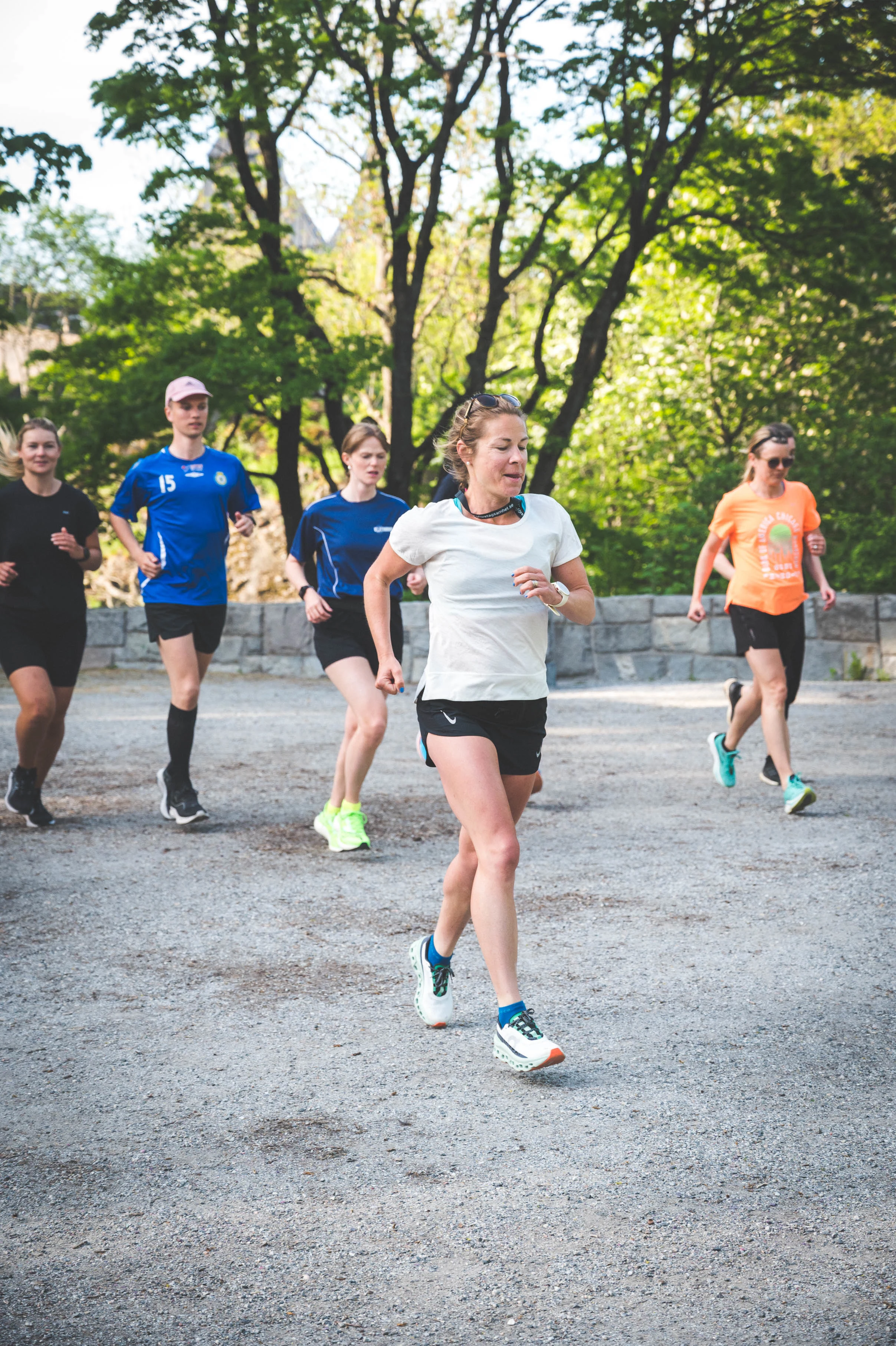 människor som springer i grupp