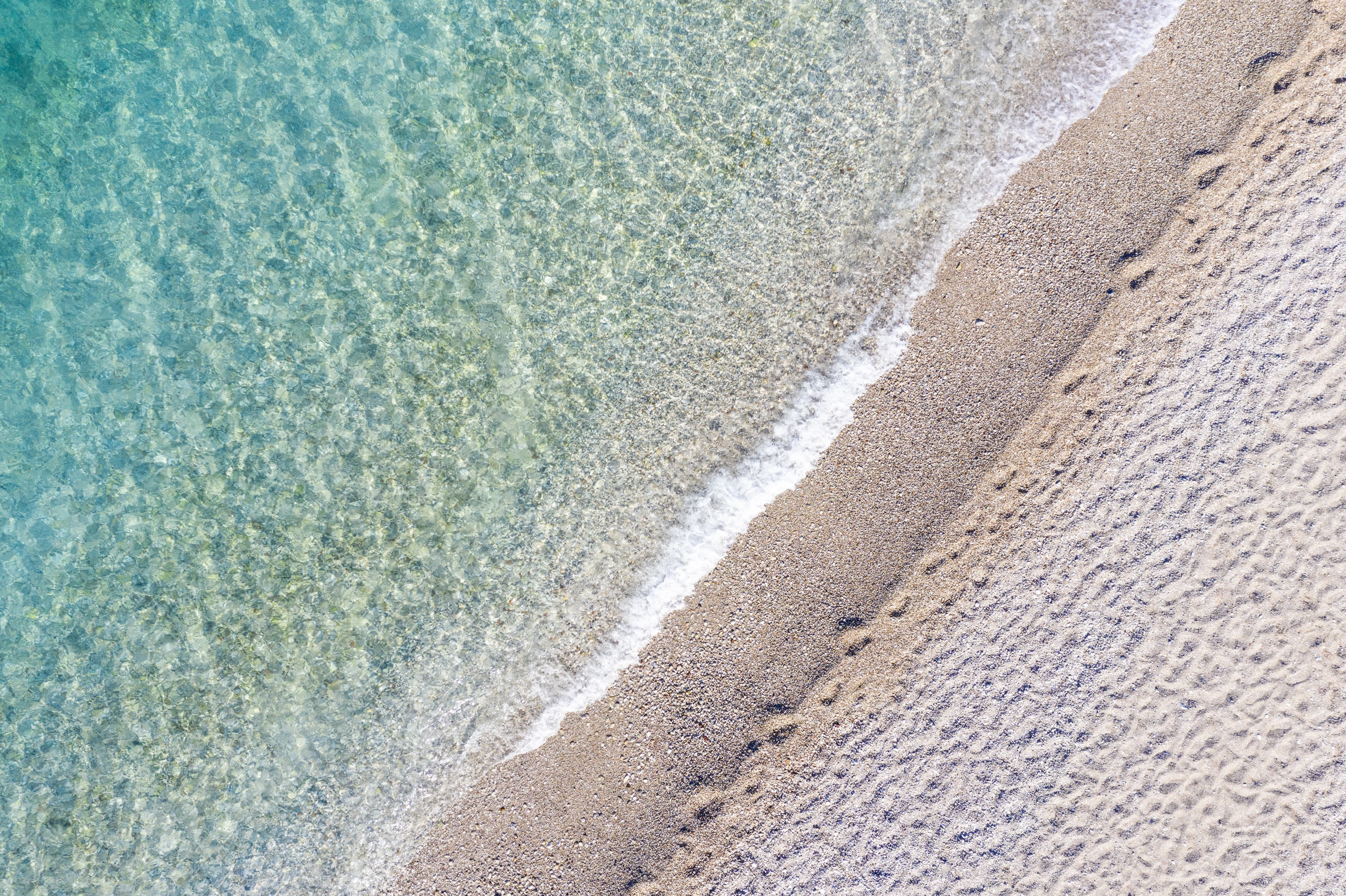 stranden Apella sedd uppifrån med turkost vatten och vit sand