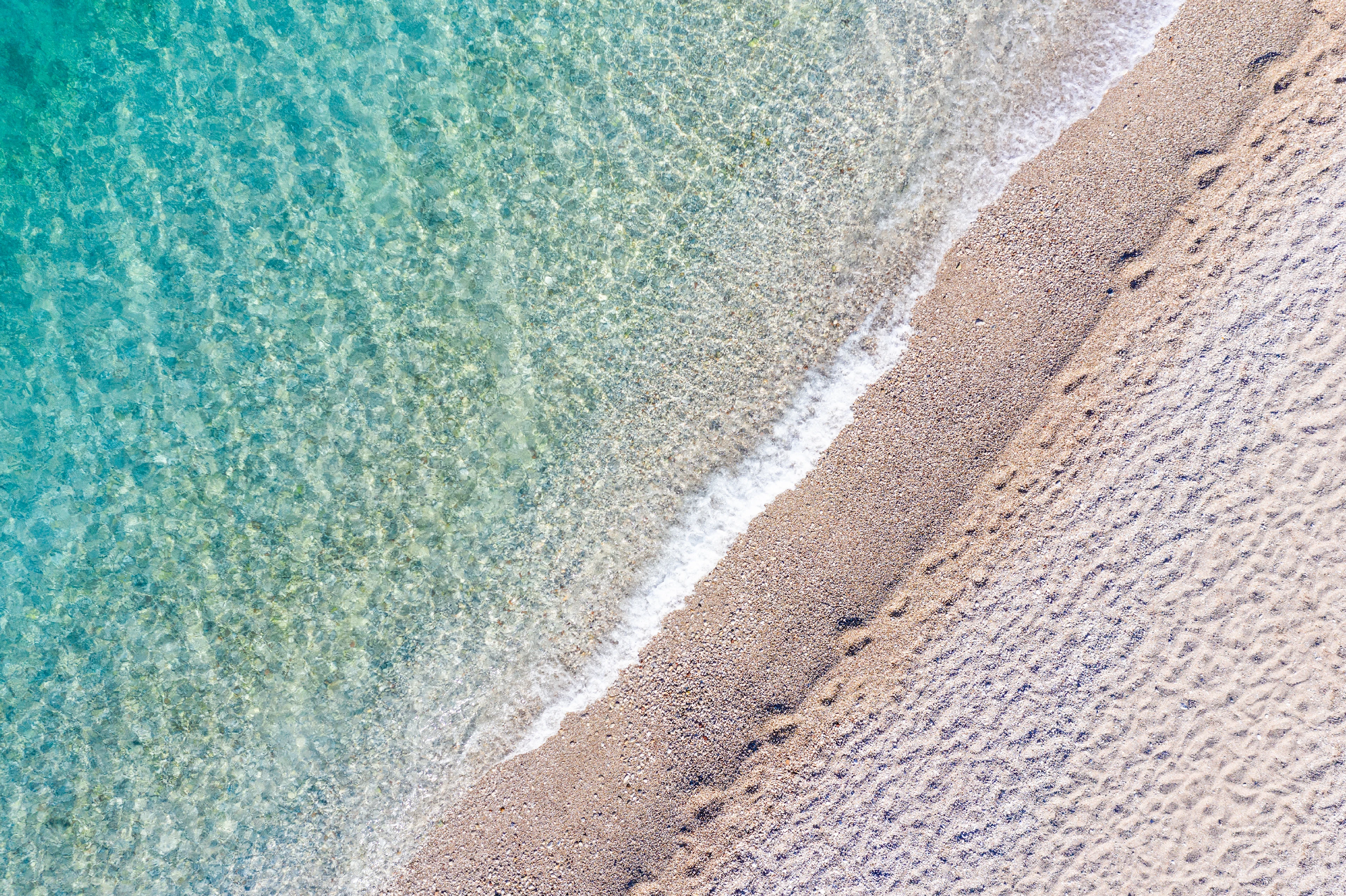 stranden Apella sedd uppifrån med turkost vatten och vit sand