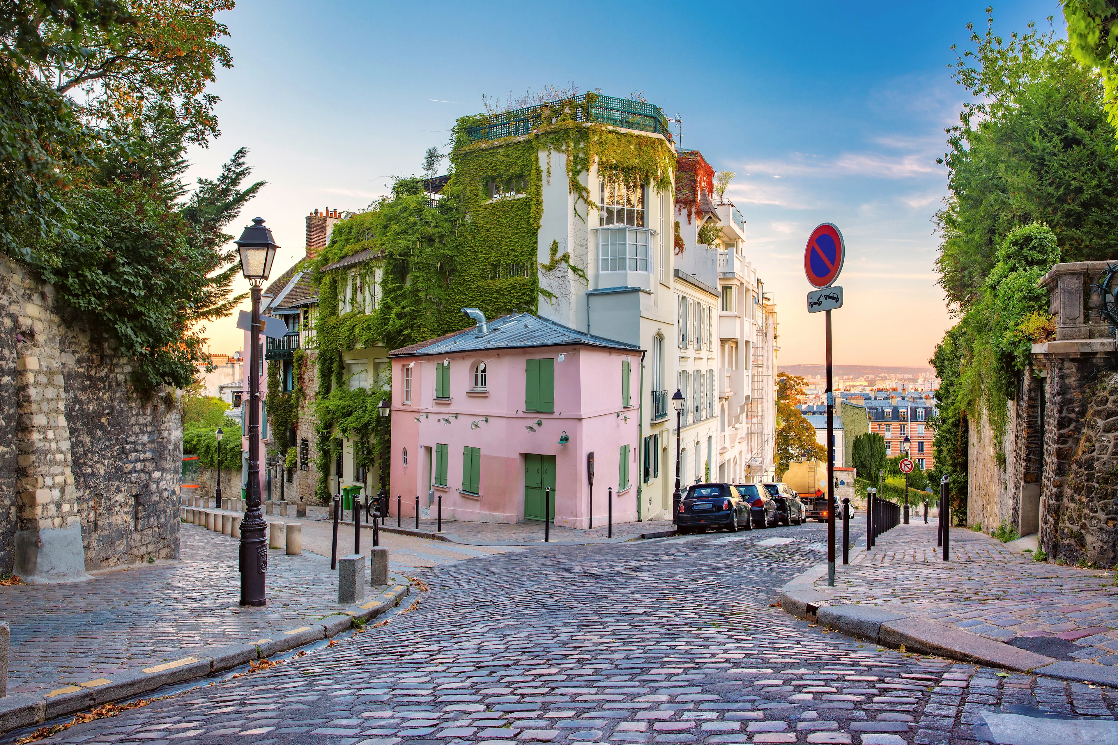 Kullerstensgata med vackra hus i Paris