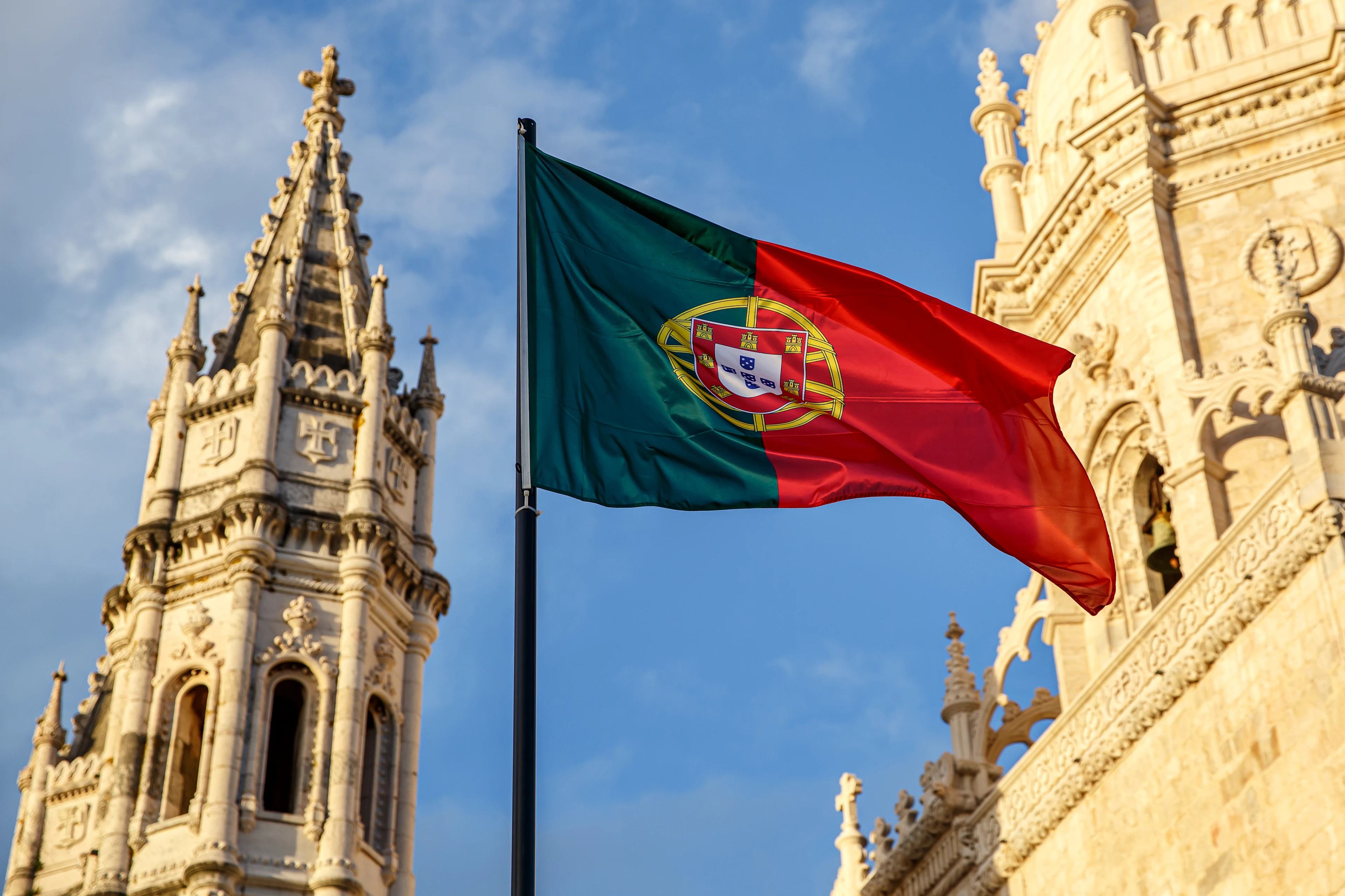 Portugals flagga vajar framför historiska byggnader
