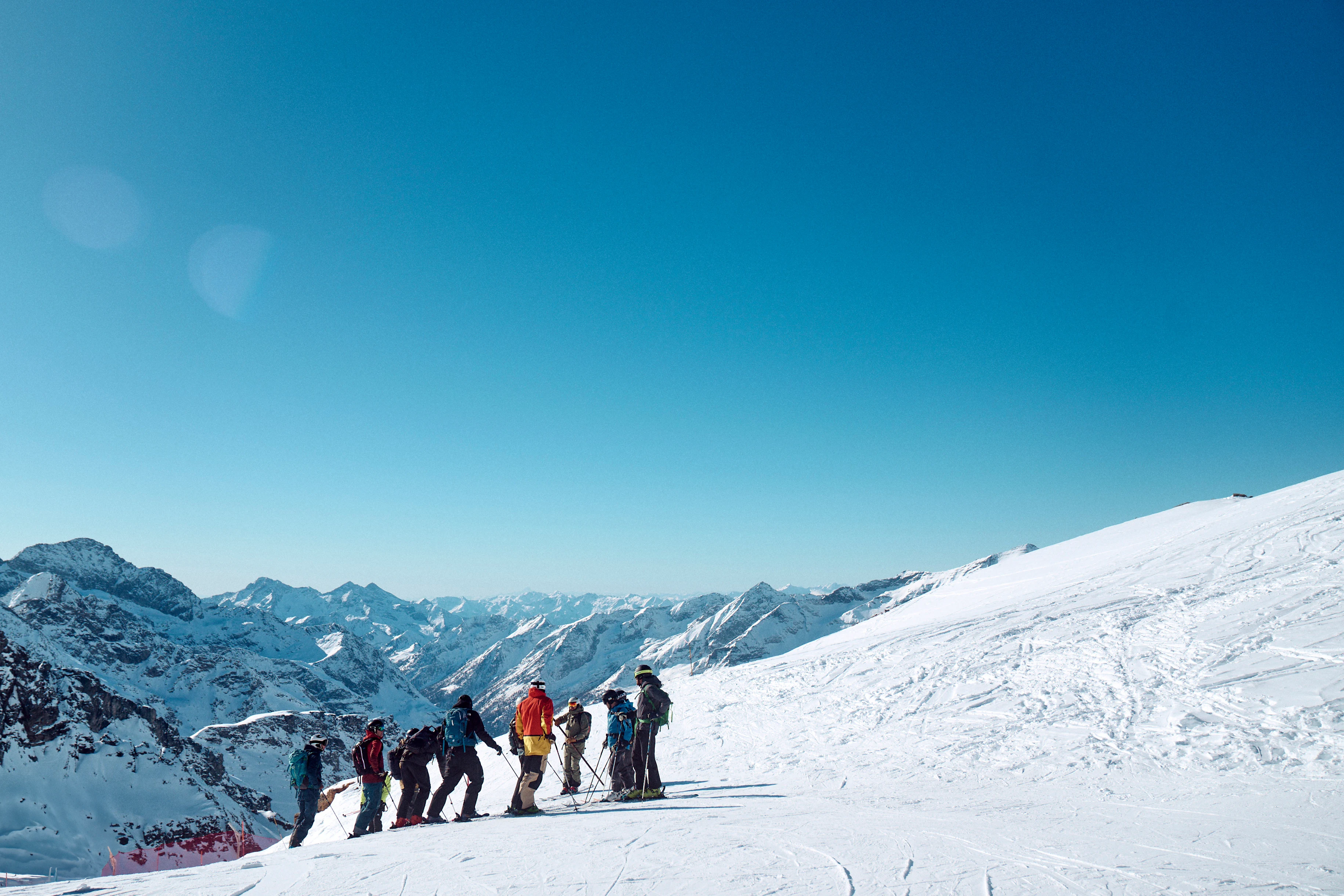 Skidåkare på toppen av ett berg i Alagna i italienska alperna