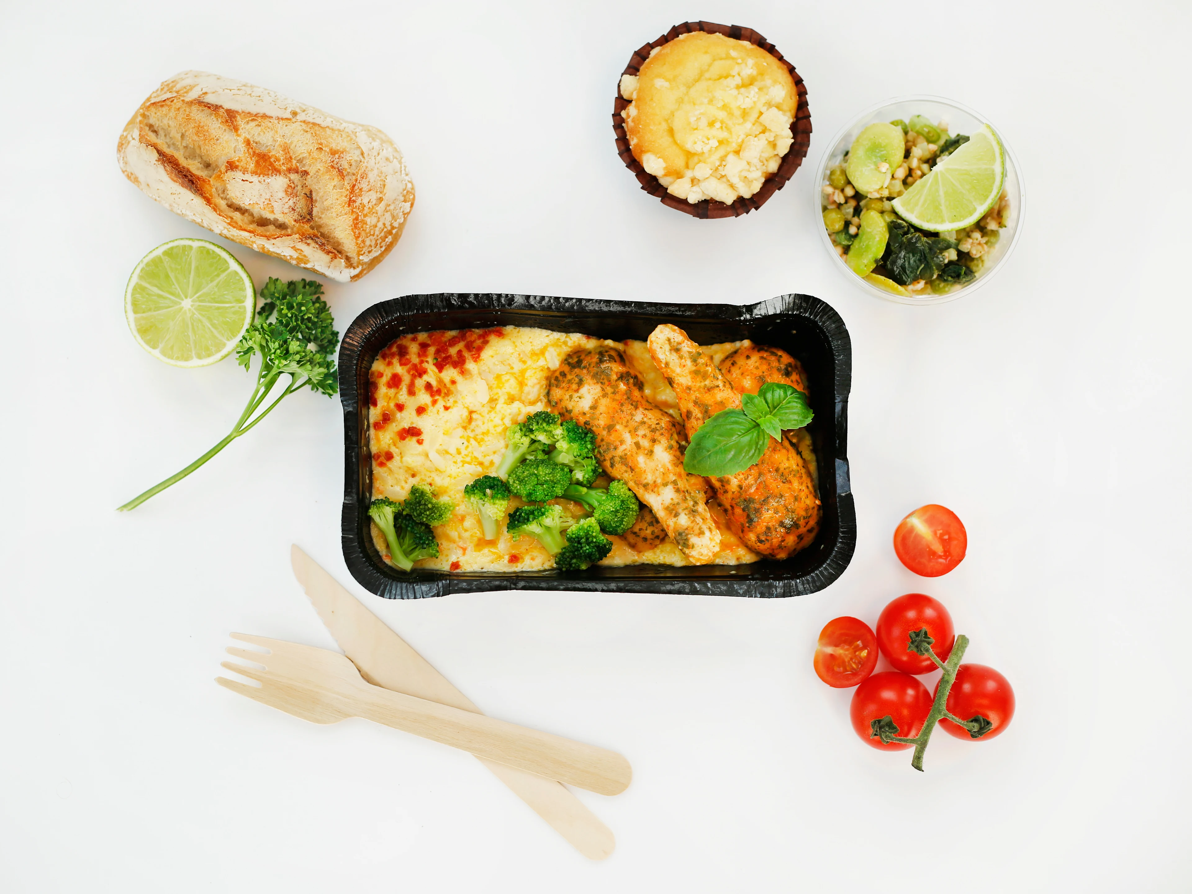 Flymad lagt ud på et hvidt bord