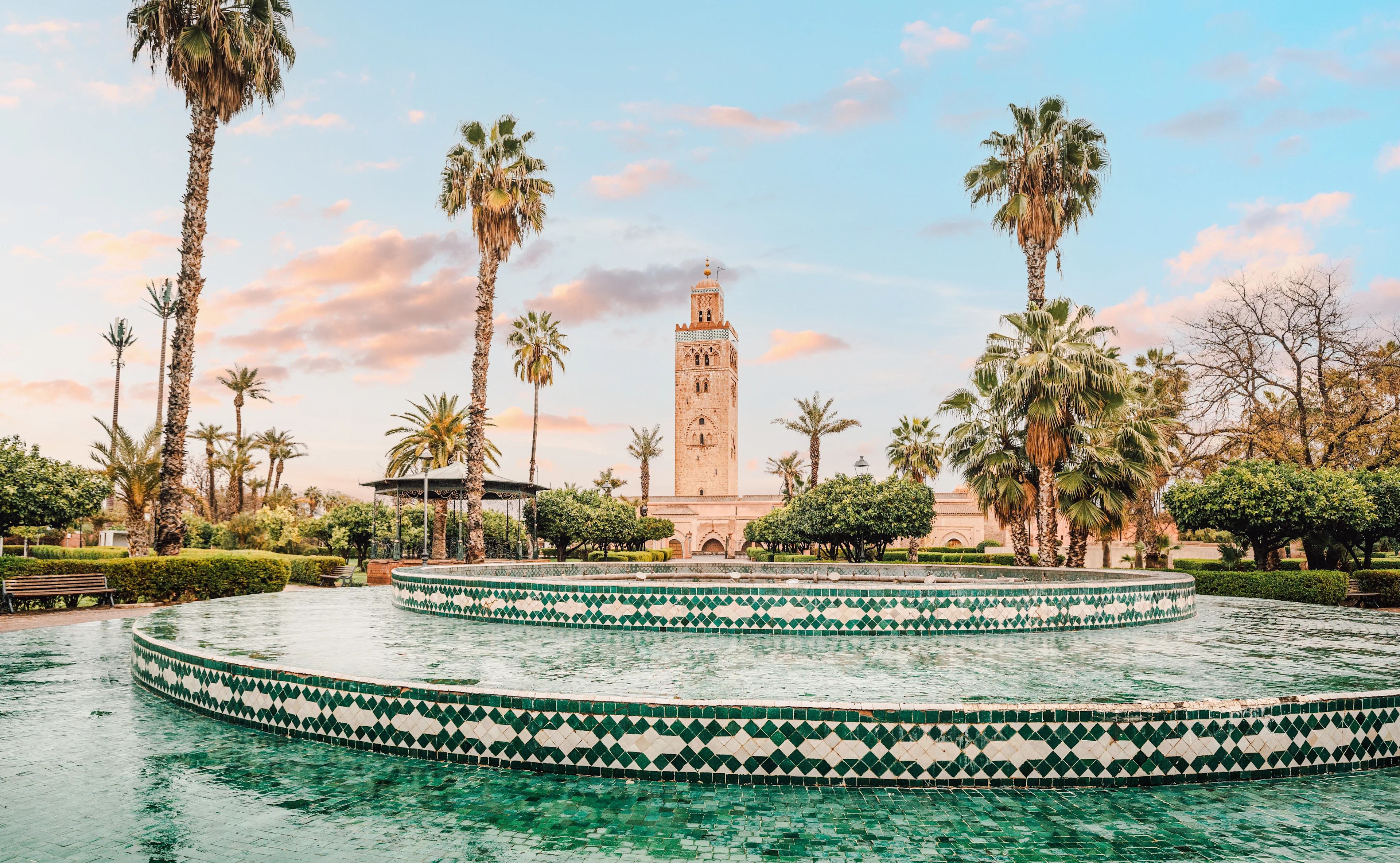 Fontän i Marrakech med moske i bakgrunden