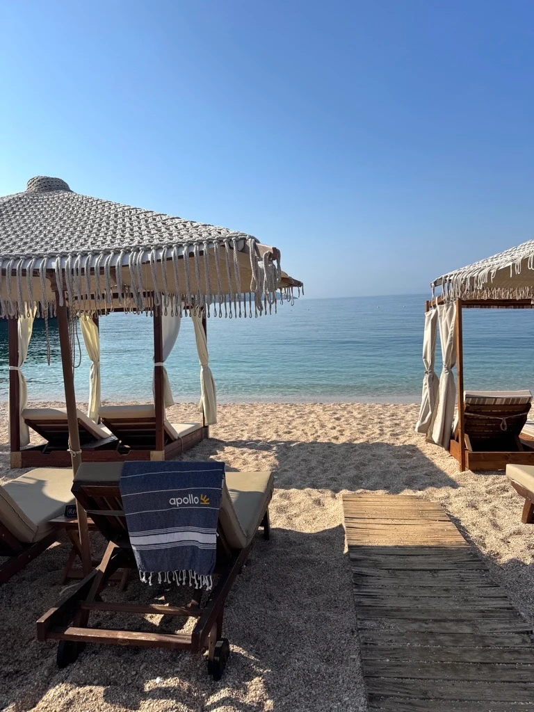 Solstolar på Mega Ammos beach