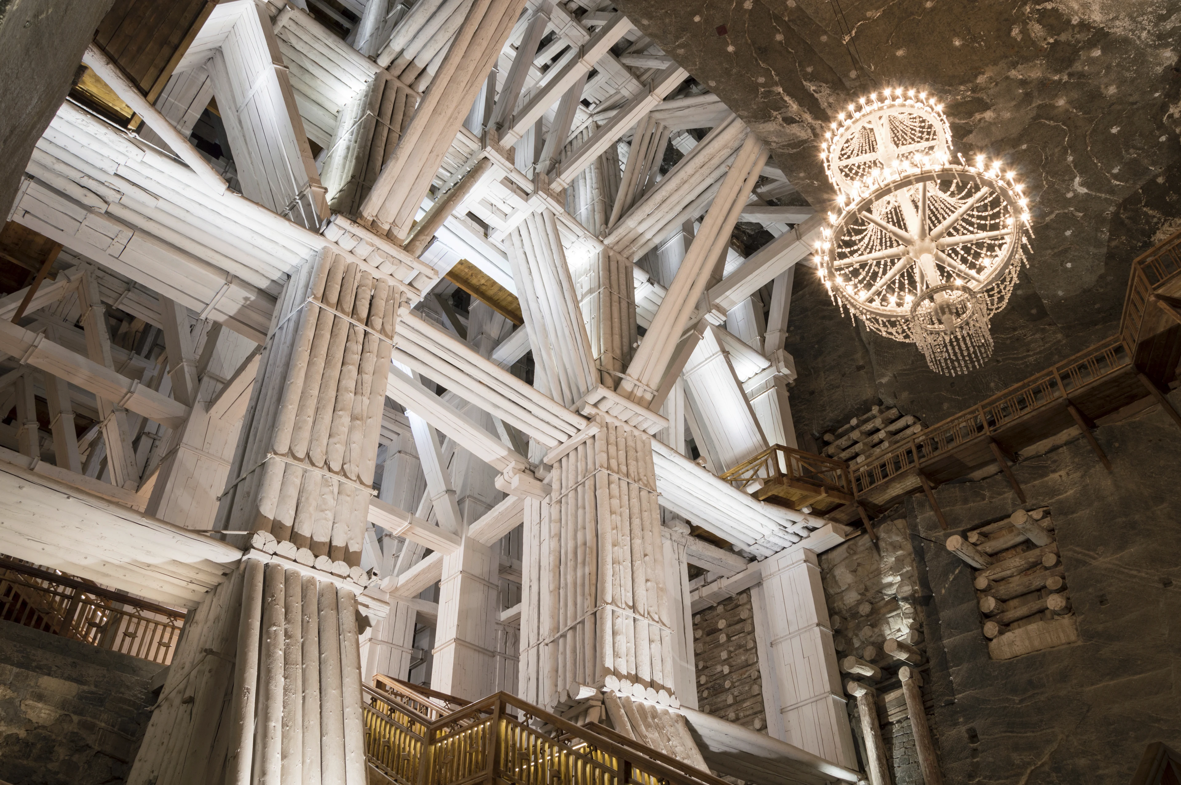 Tak och kristallkrona inne i saltgruvan Wieliczka