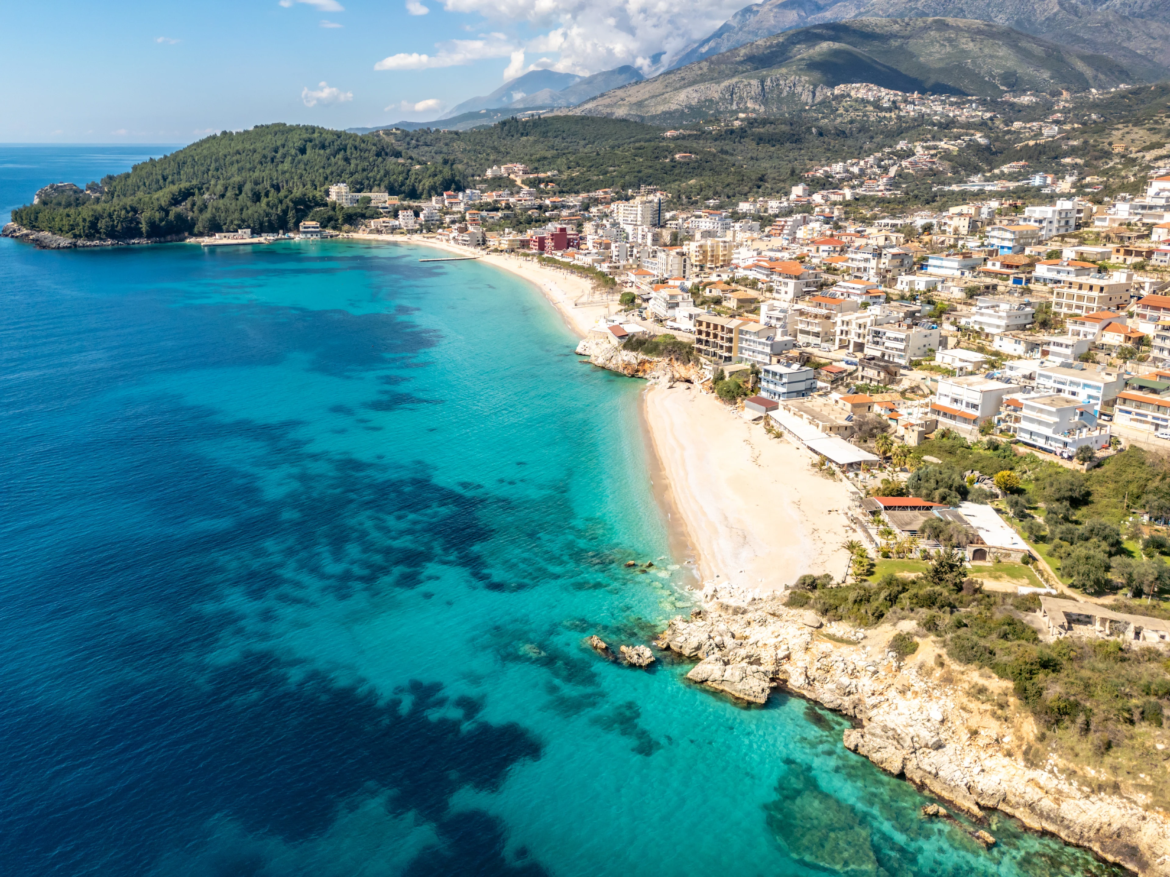 Strand met kristalhelder water langs de prachtige kust van Albanië