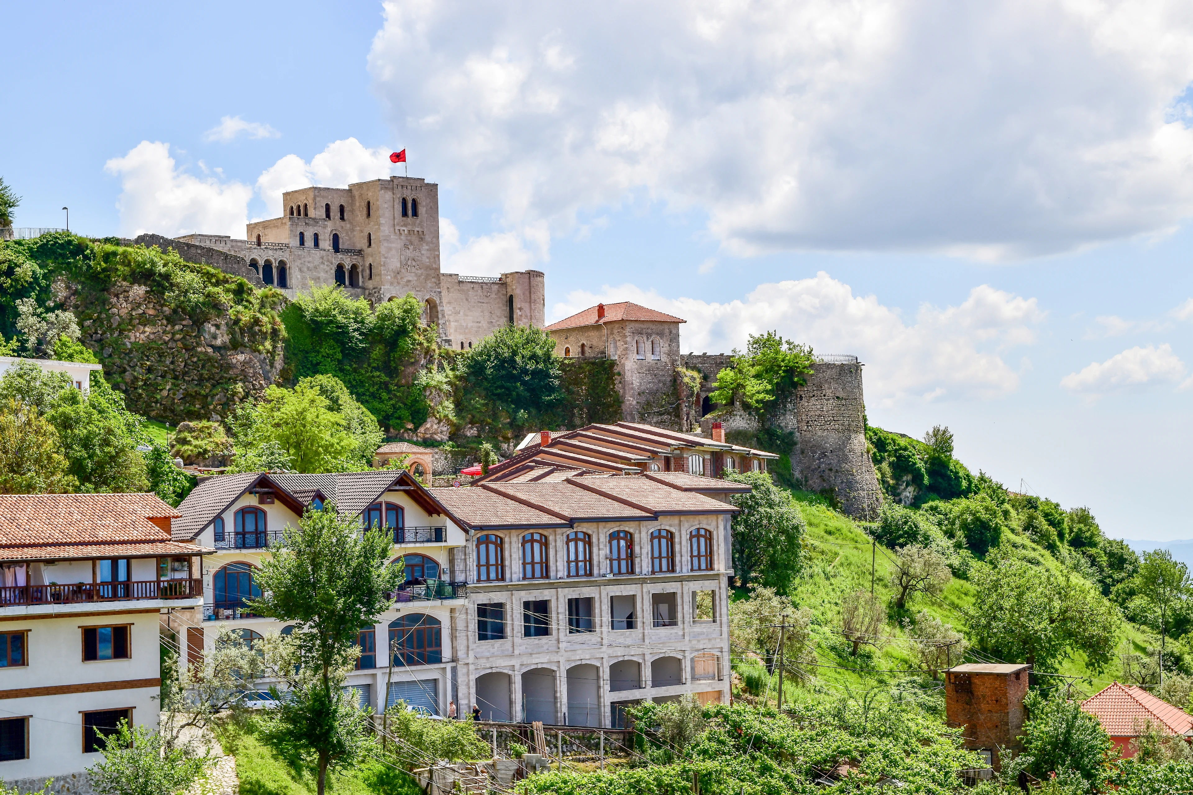 Staden Kruja gamla stenhus på grönskande berg