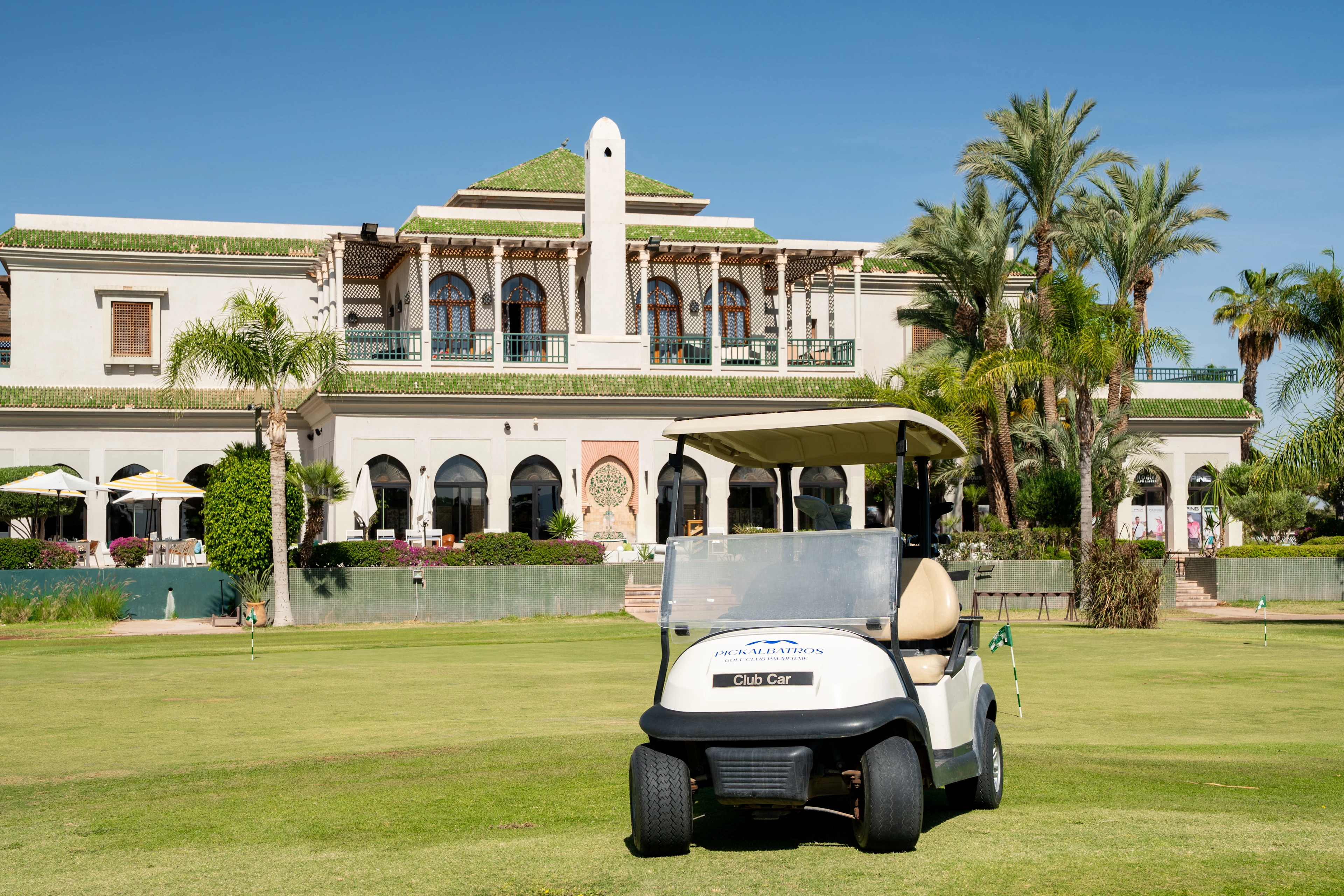 golfvogn foran klubhuset på Hotel Du Golf i Marakech