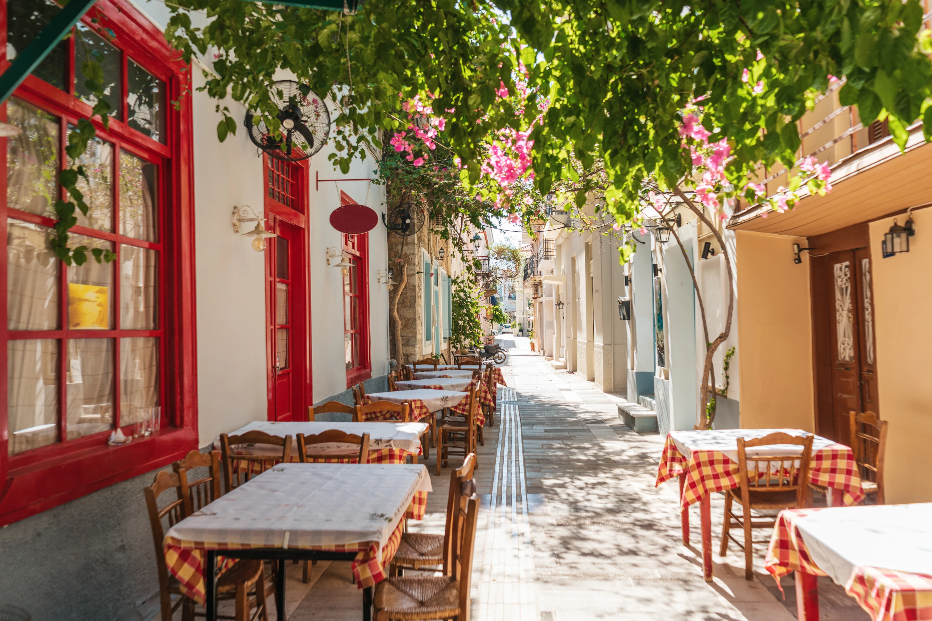 Koselig gate med bord i Nafplio