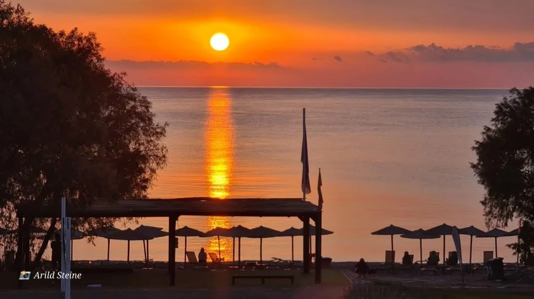 Magisk solnedgång på Mythos Beach Resort fångat på bild av Arild Steine