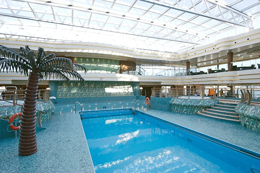 inomhuspool på MSC Divina 