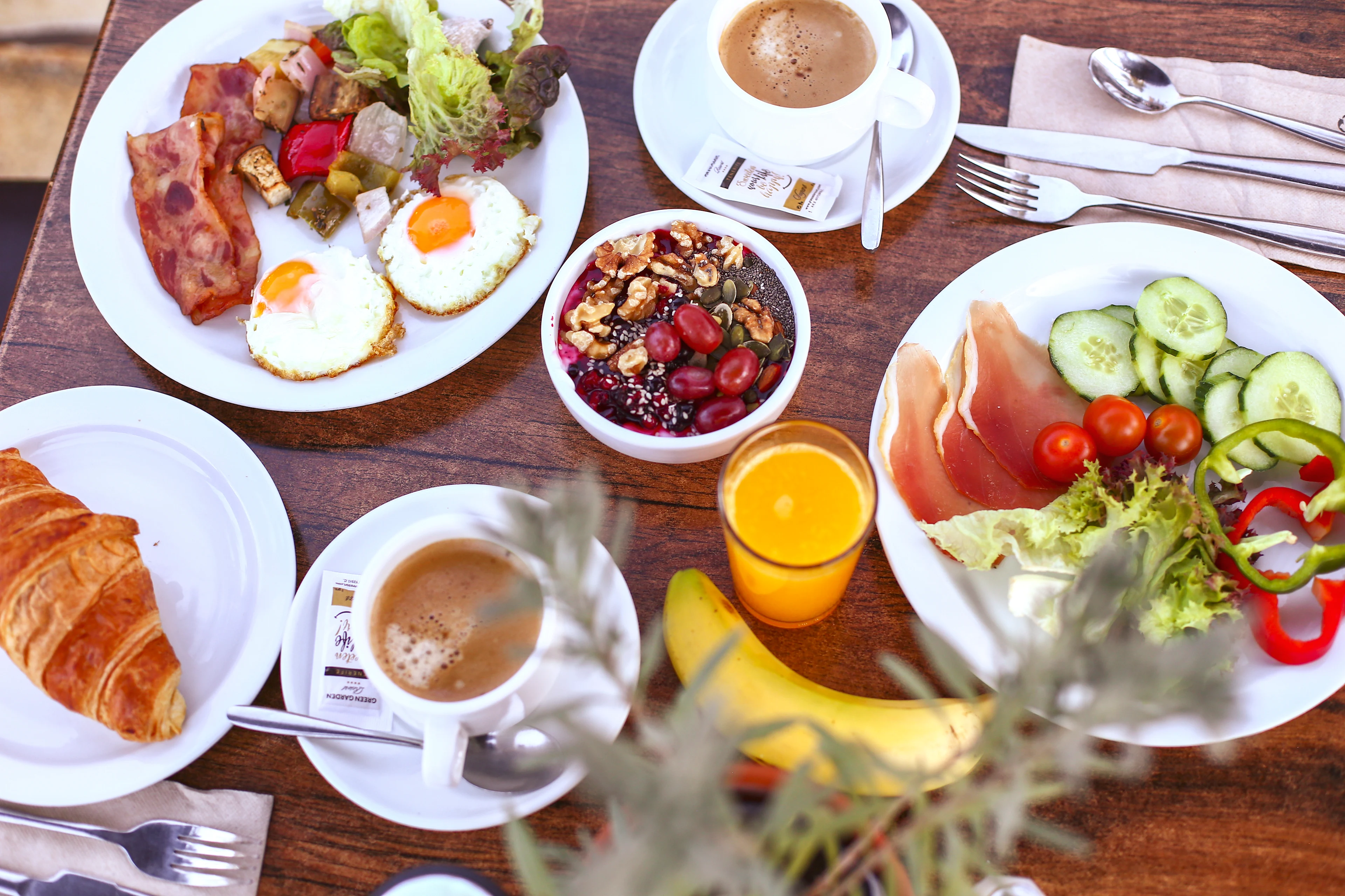 Uppdukad frukost på ett bord på Green Garden Eco Resort
