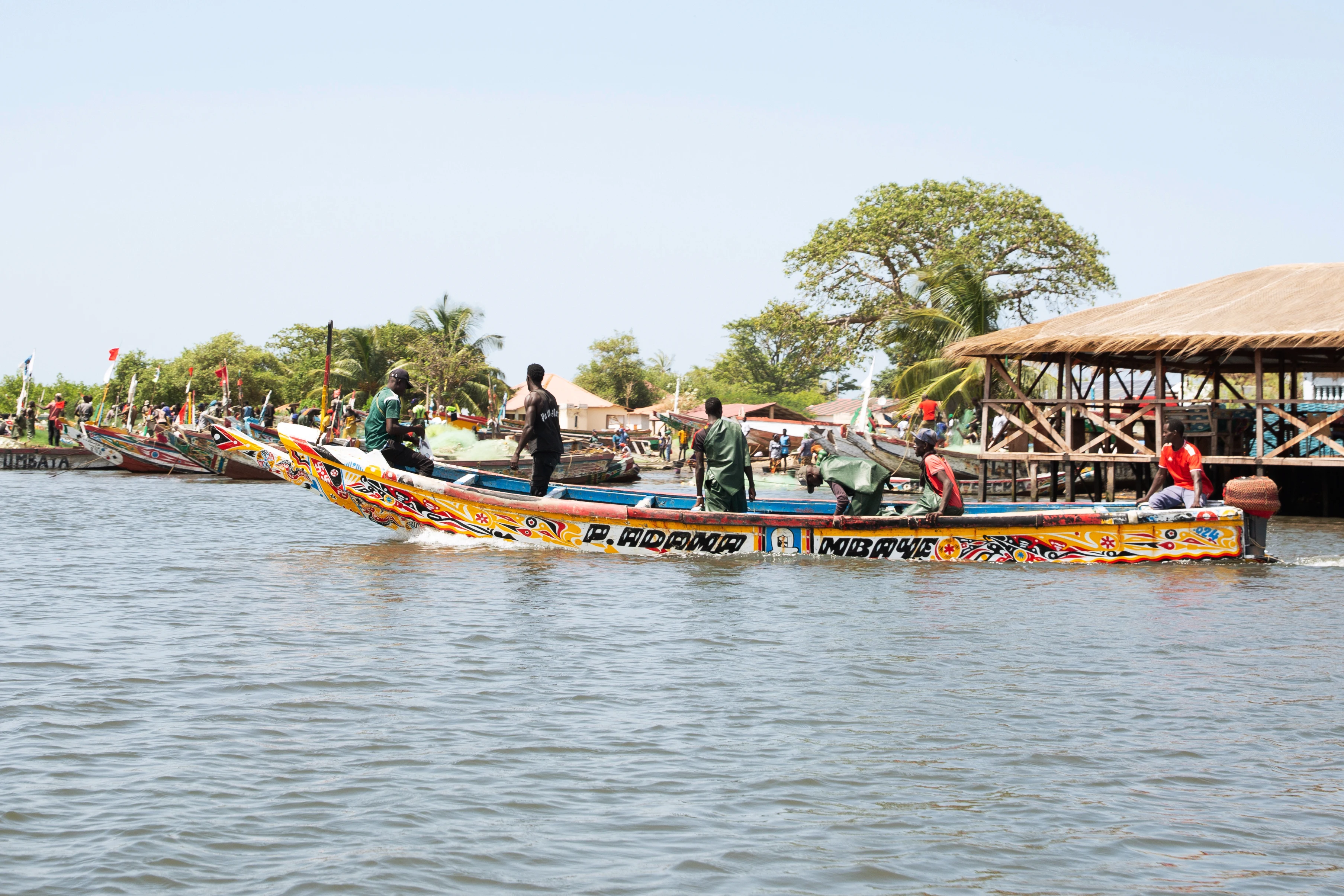 En traditionel gambisk båd på Gambia floden