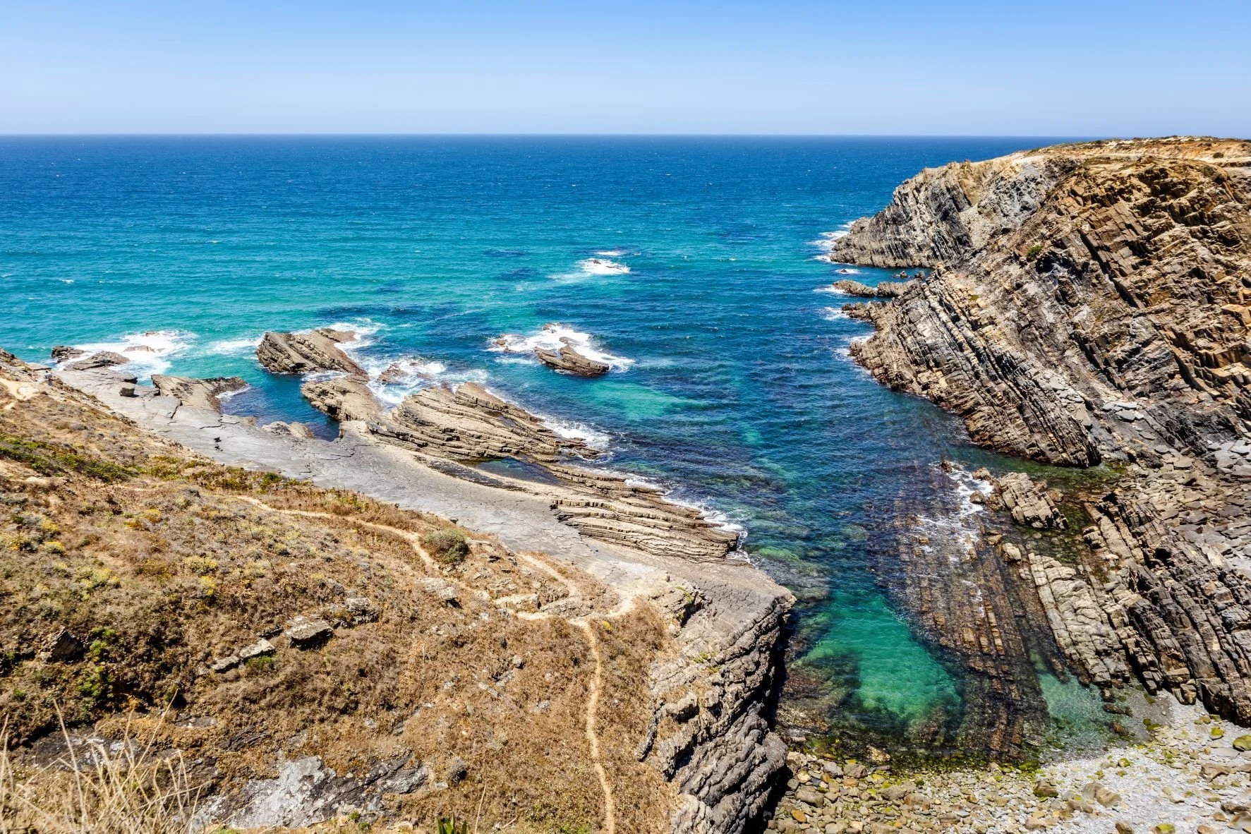 Klarblått hav och vackra klippor längs Algarvekusten