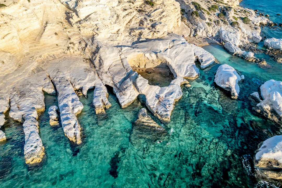 Vy över Paphos vackra kust med vita klippor och blått hav