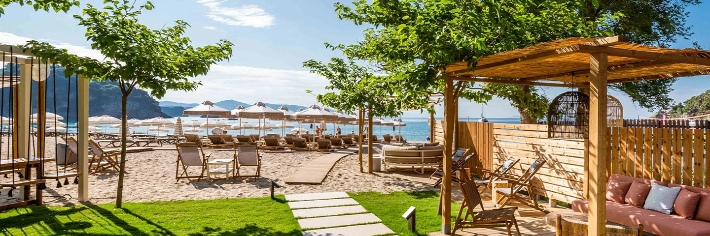 Strandhotel Eterrano, strand, ligstoelen, bomen, zee