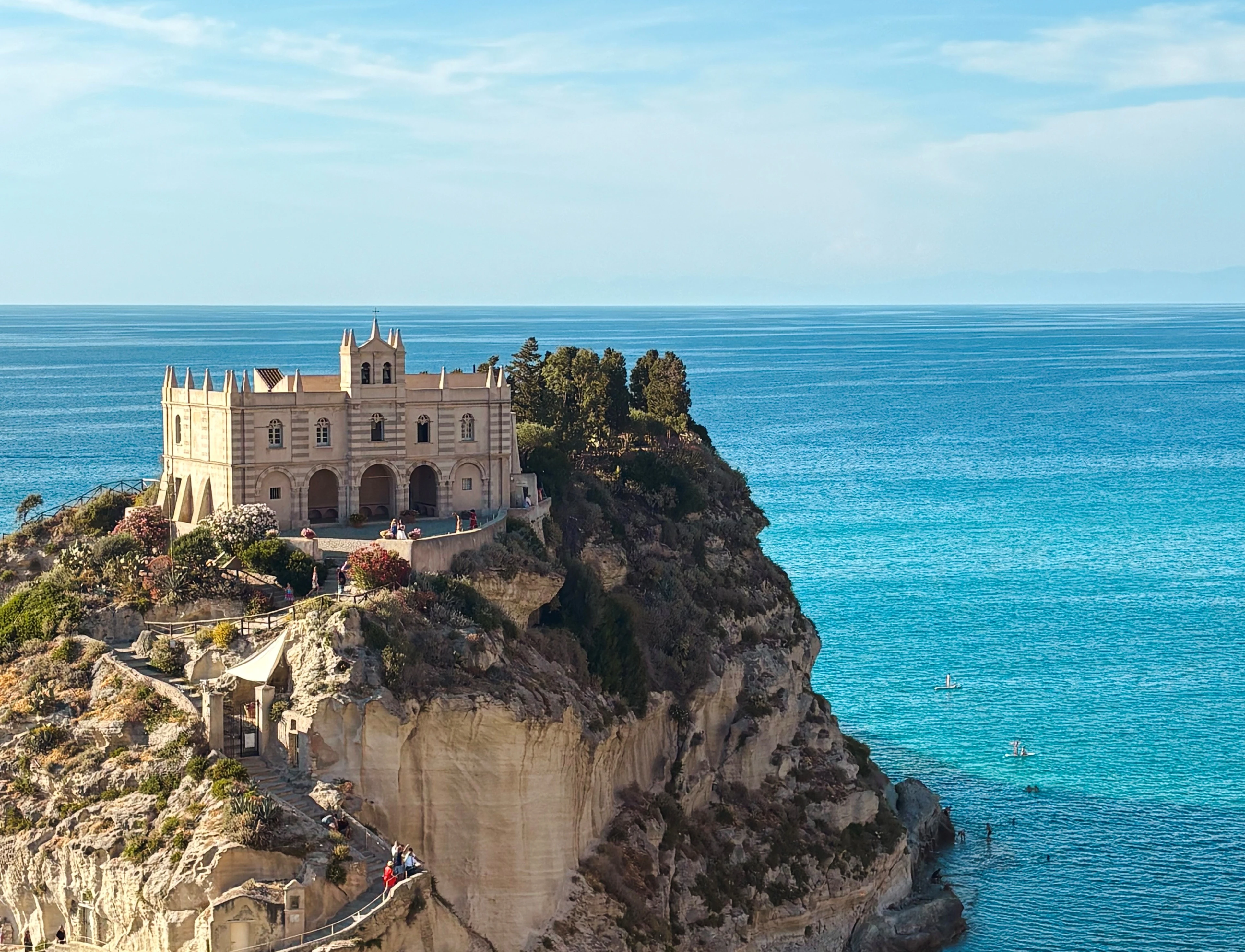 Santa Maria dell'Isola på en klippa i Tropea med utsikt över det turkosblå havet.