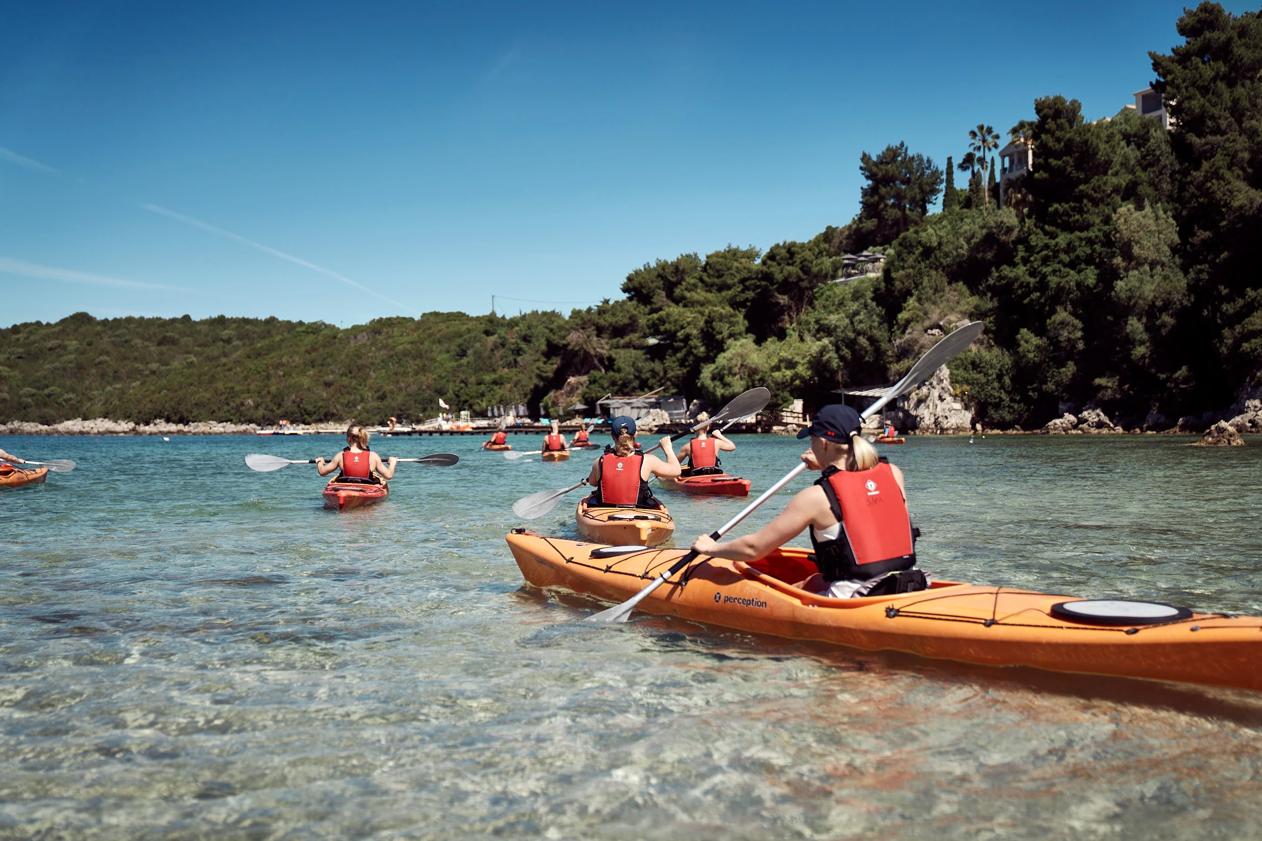 flera personer som paddlar kajak i havet i Sivota