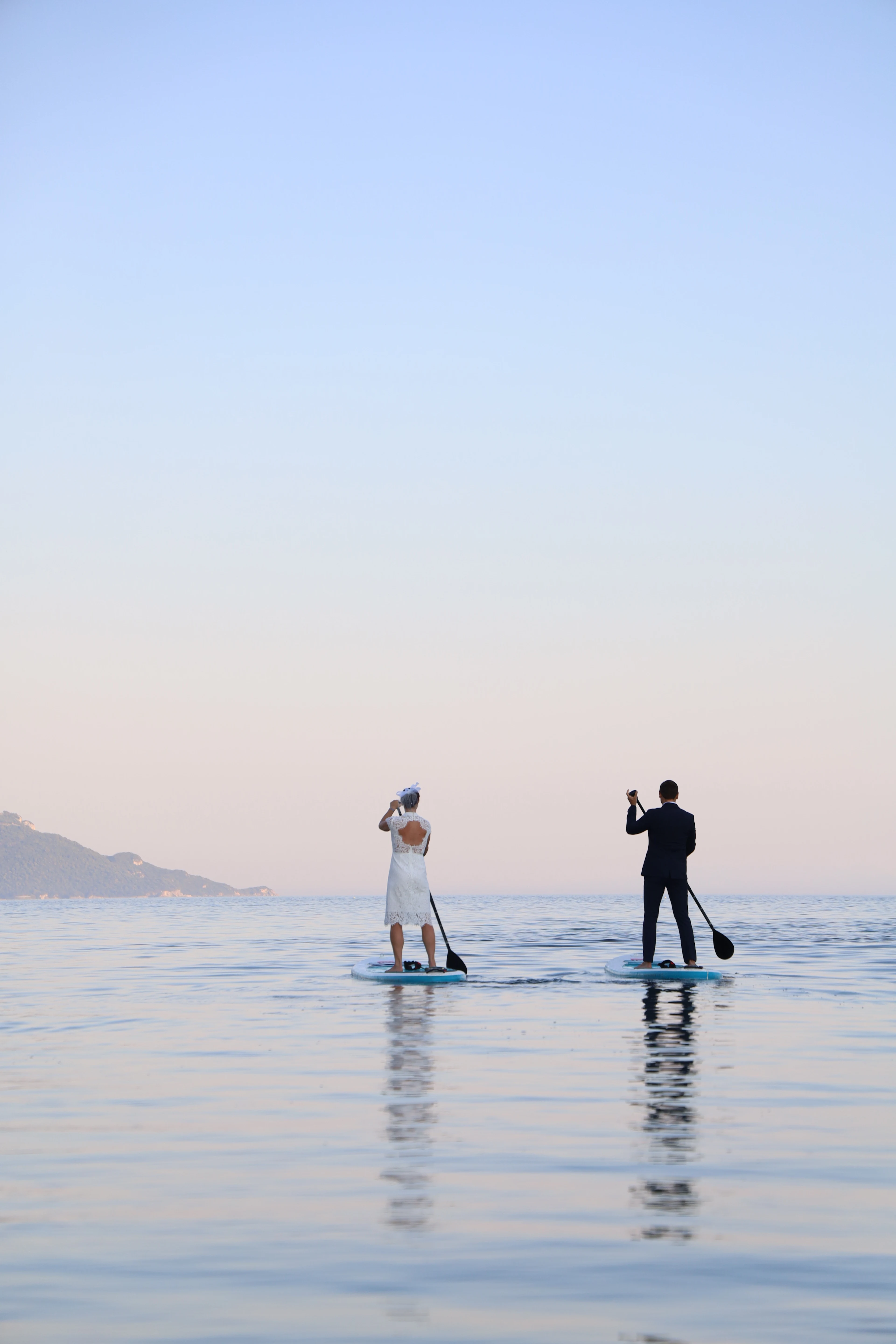 Nygift par som åker SUP