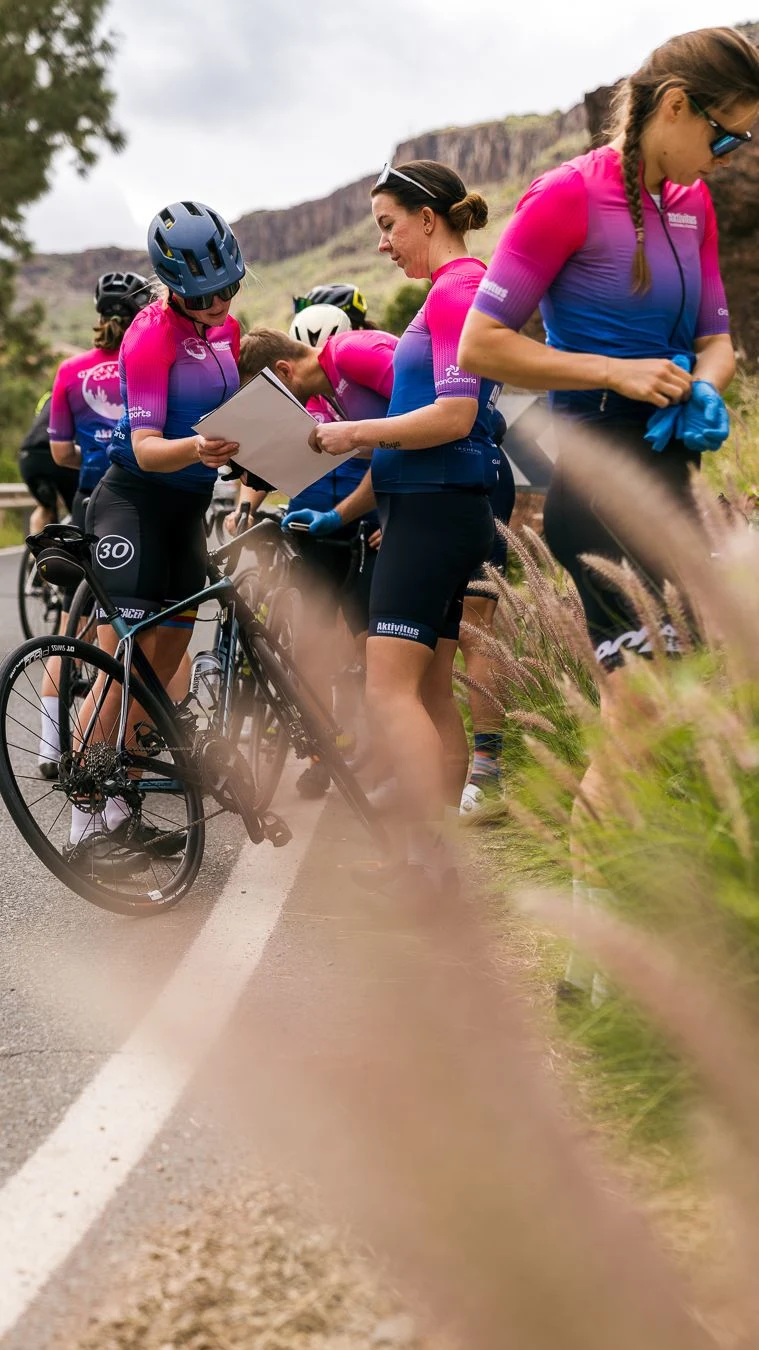 Cykelgrupp som läser karta