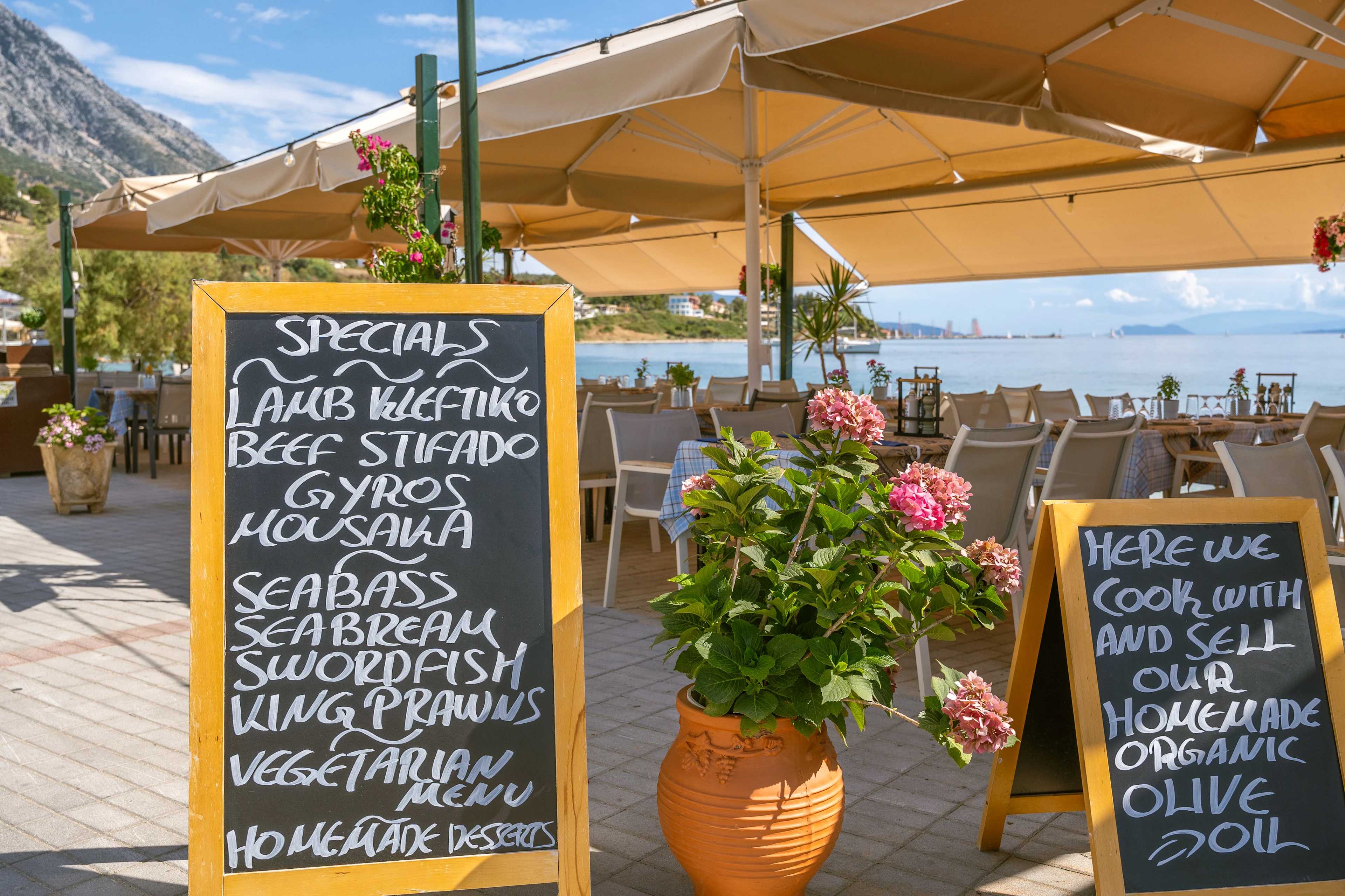 Restaurang i Paleros med skylt utanför med grekiska specialiteter