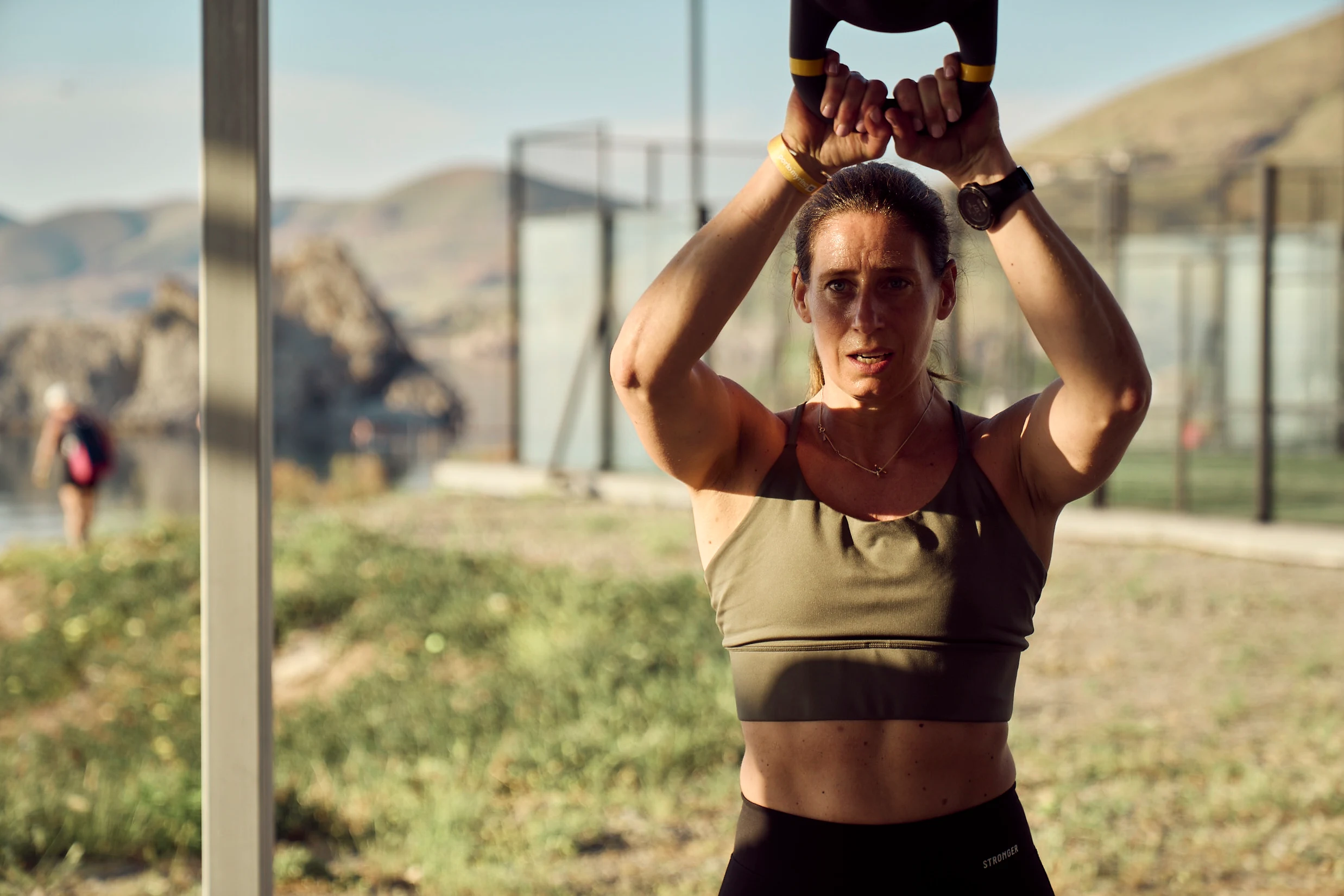 Een vrouw die een Kettlebell-swing doet